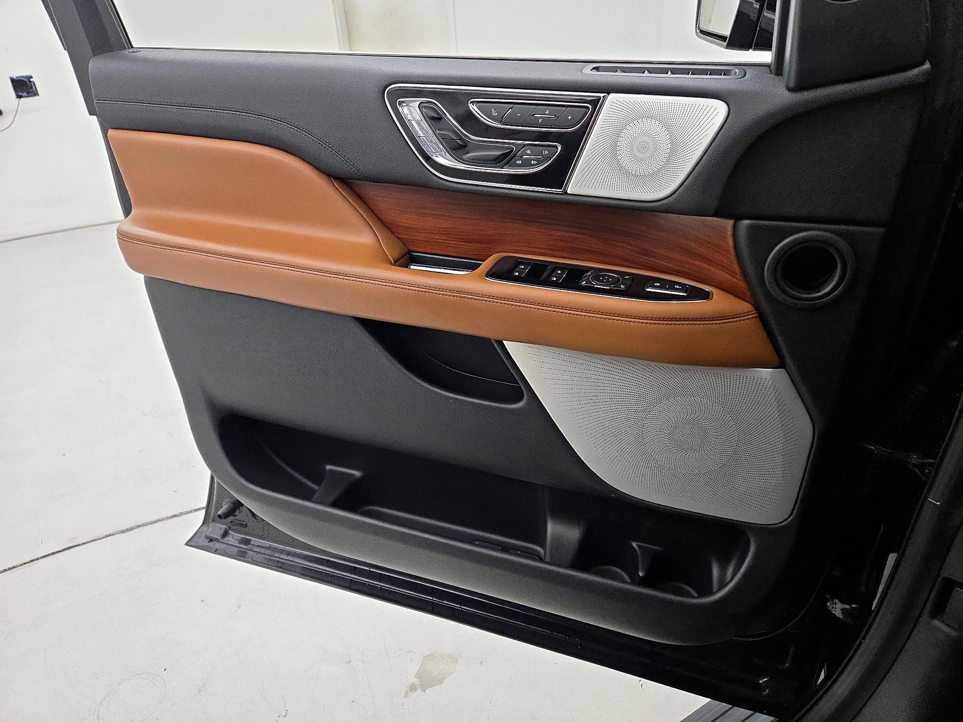 Thumbnail: 2020 Lincoln Navigator L - 12