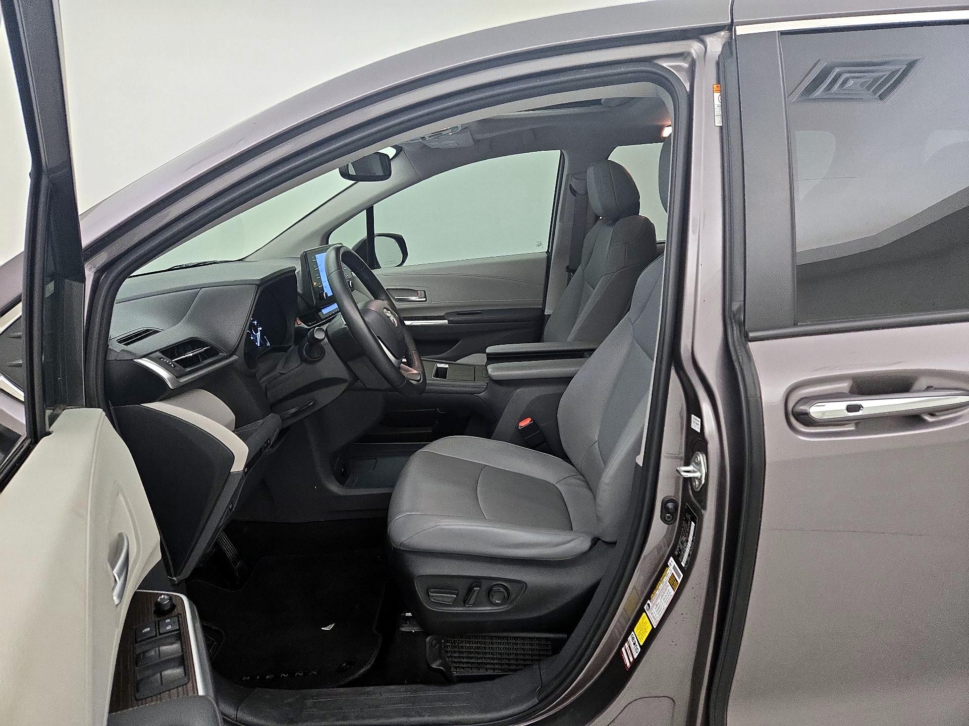 Thumbnail: 2022 Toyota Sienna - 11