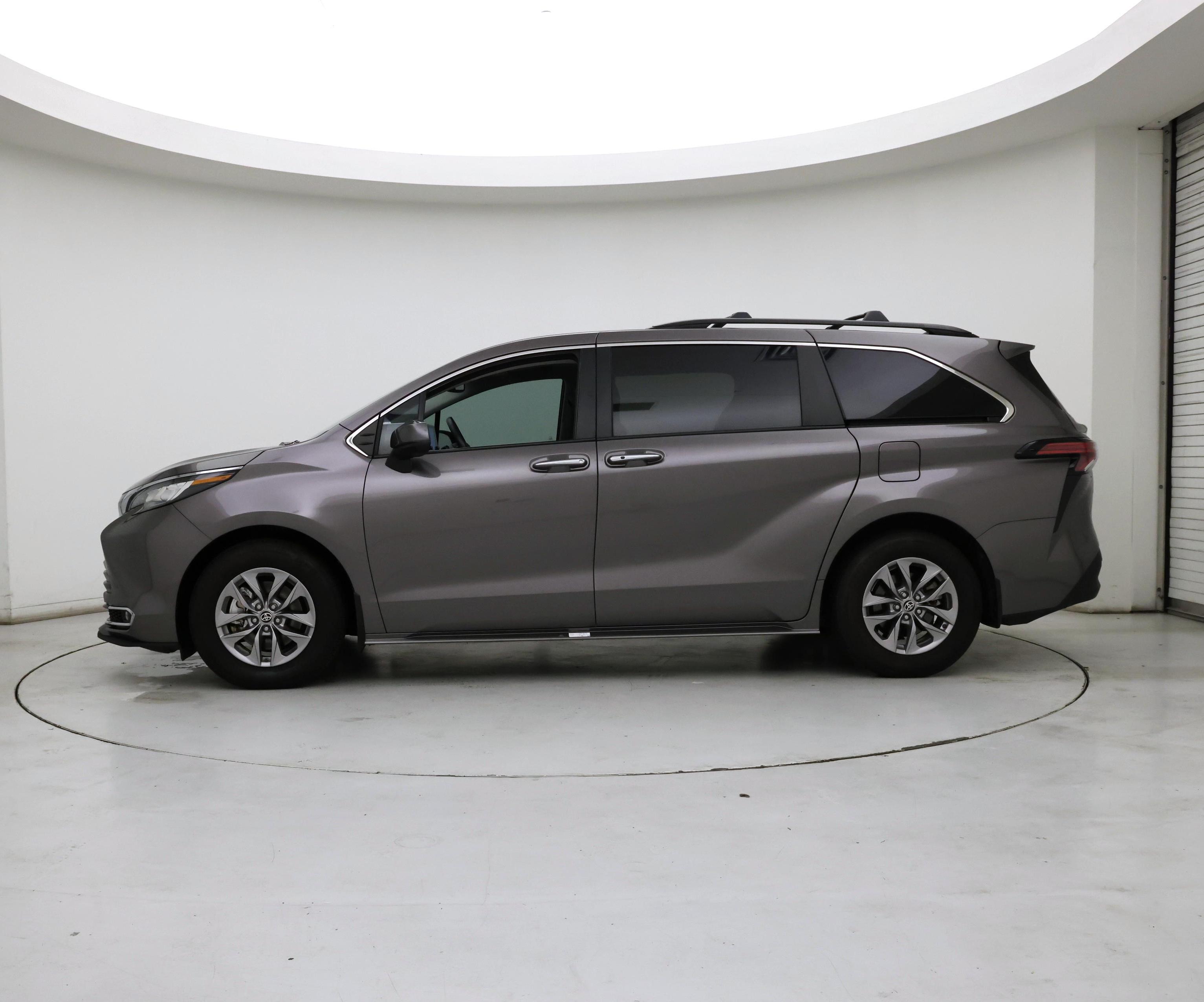 Thumbnail: 2022 Toyota Sienna - 3