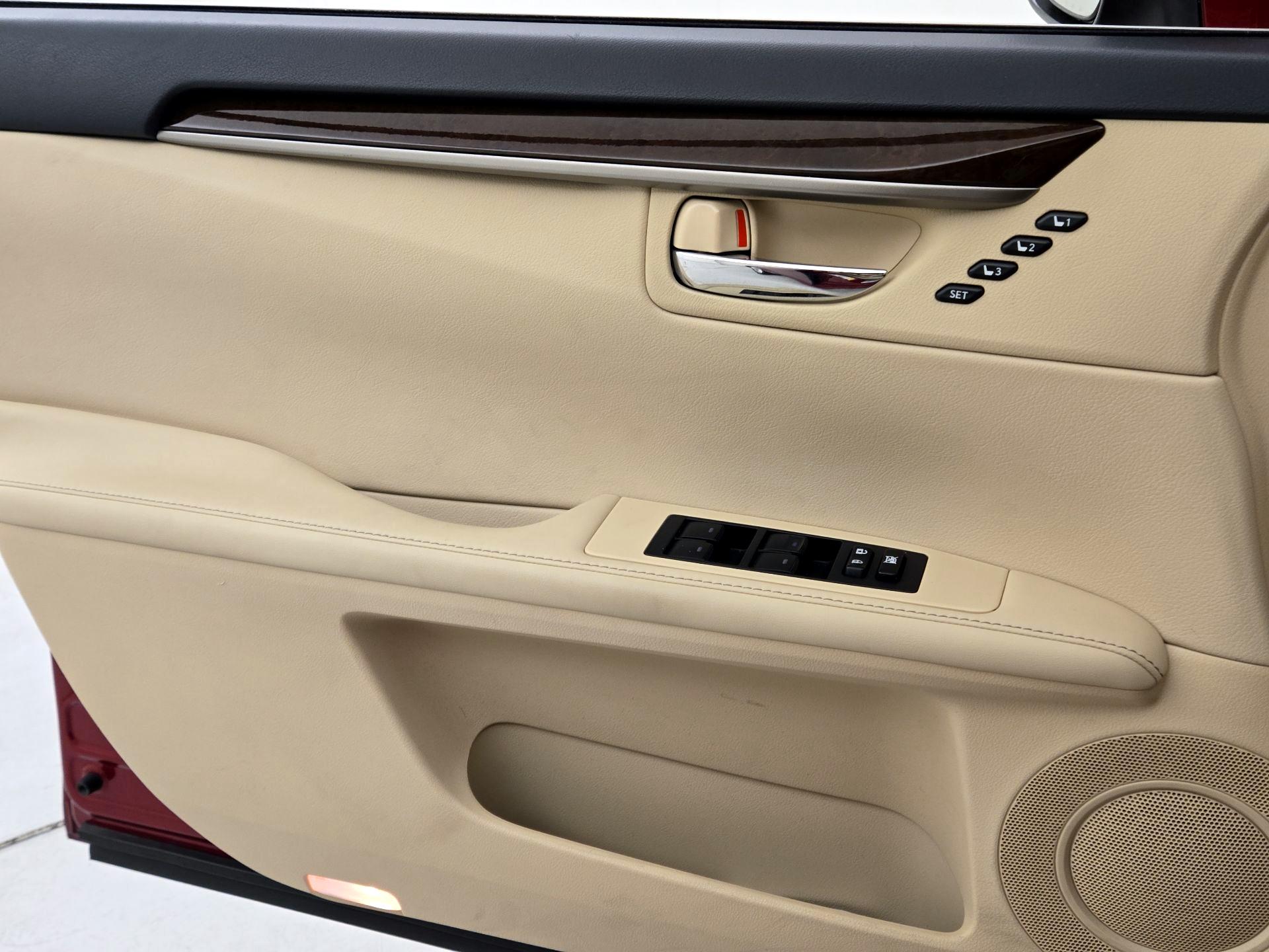 Thumbnail: 2015 Lexus ES - 12