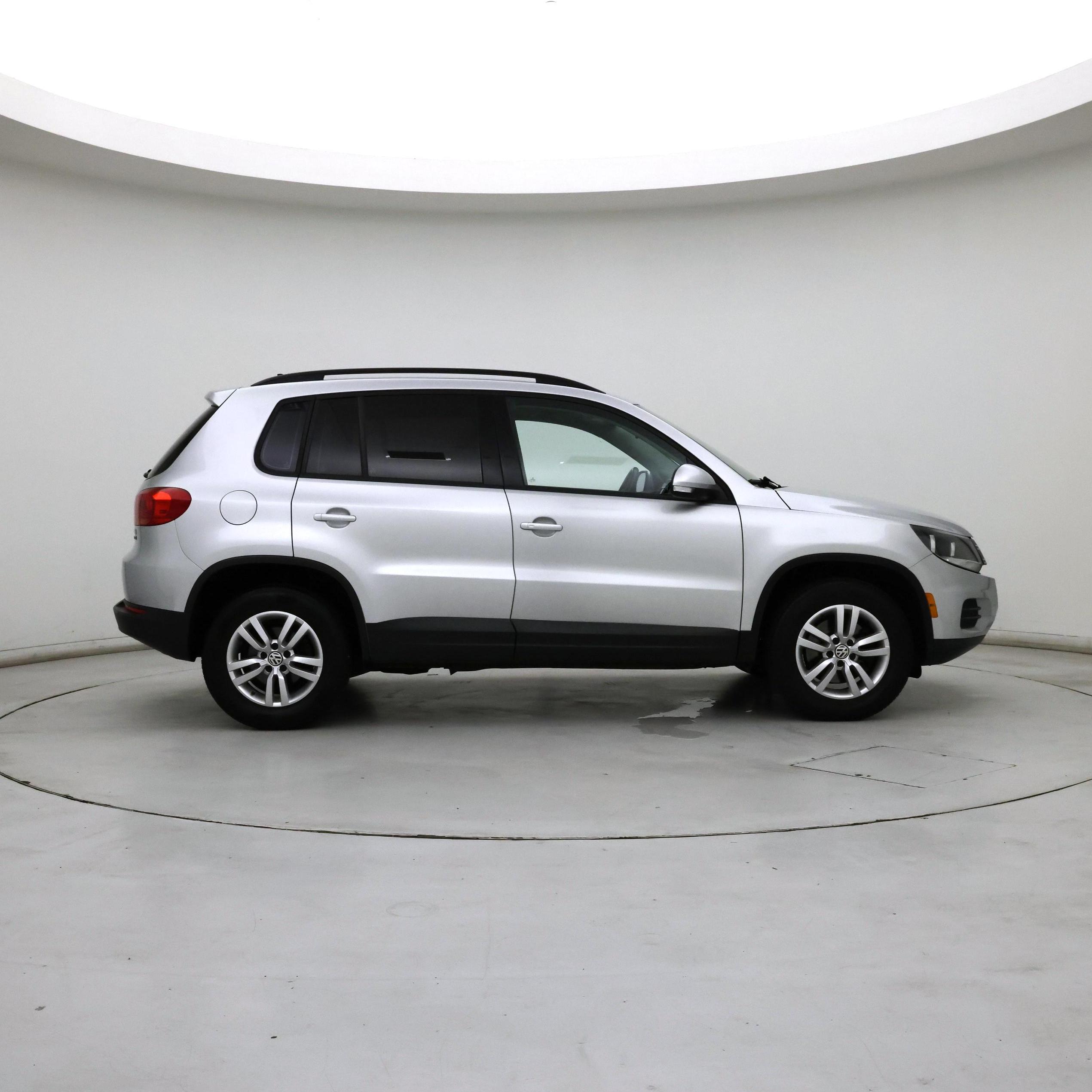 Thumbnail: 2017 Volkswagen Tiguan - 7