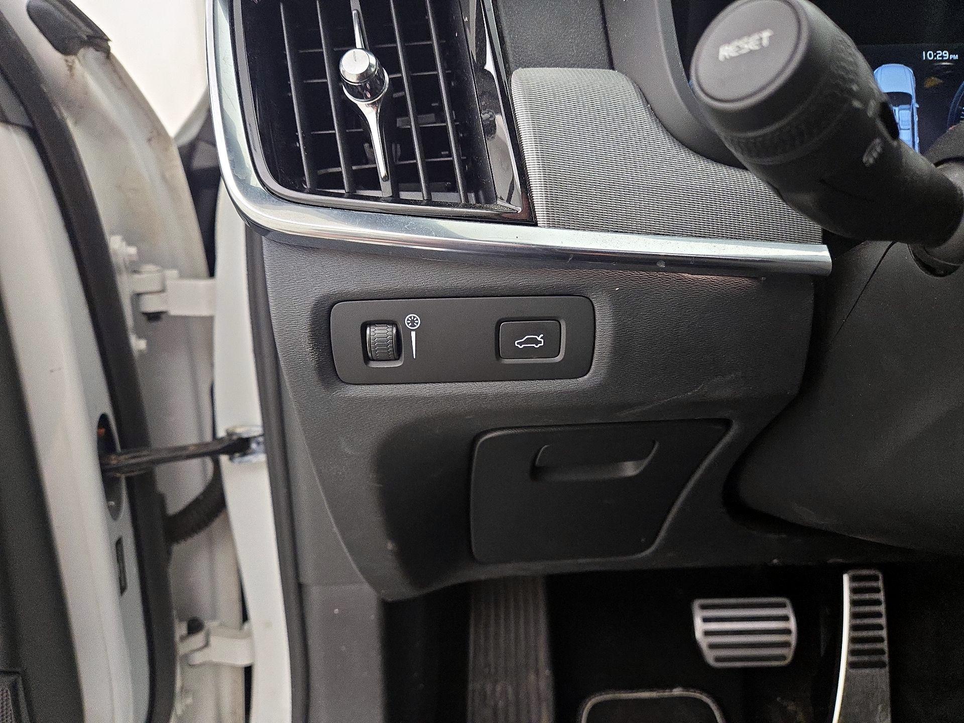 Thumbnail: 2019 Volvo V90 - 13