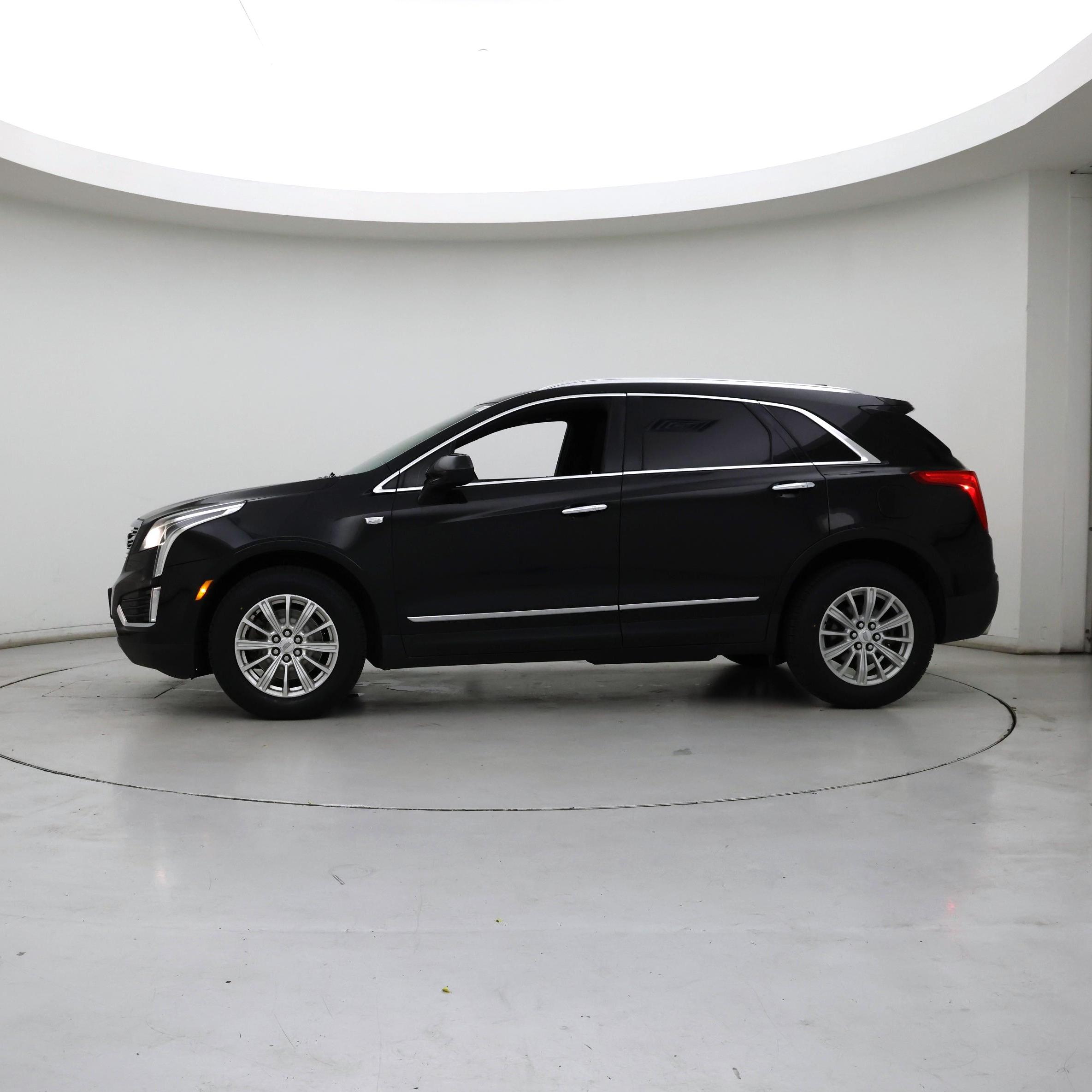 Thumbnail: 2017 Cadillac XT5 - 3
