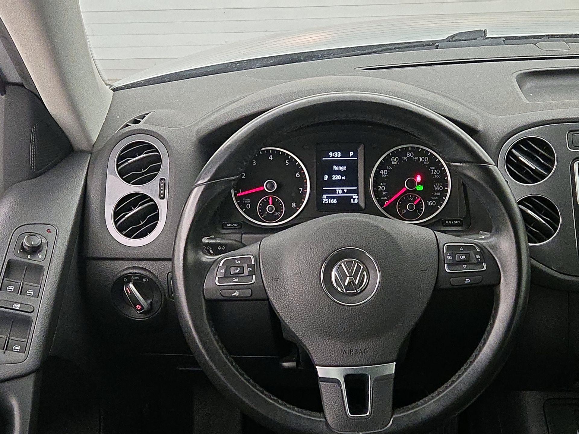 Thumbnail: 2016 Volkswagen Tiguan - 10