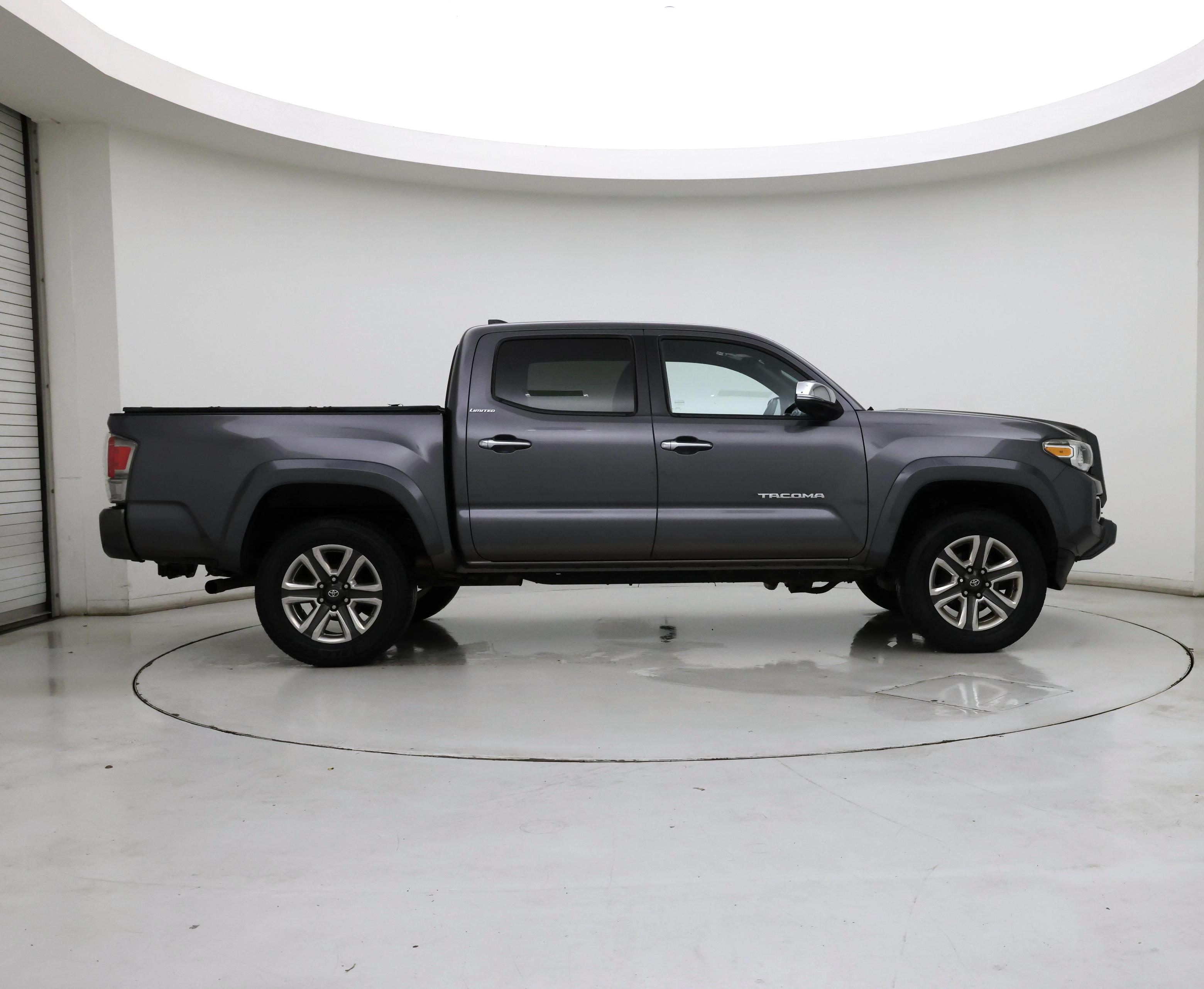 Thumbnail: 2017 Toyota Tacoma - 7