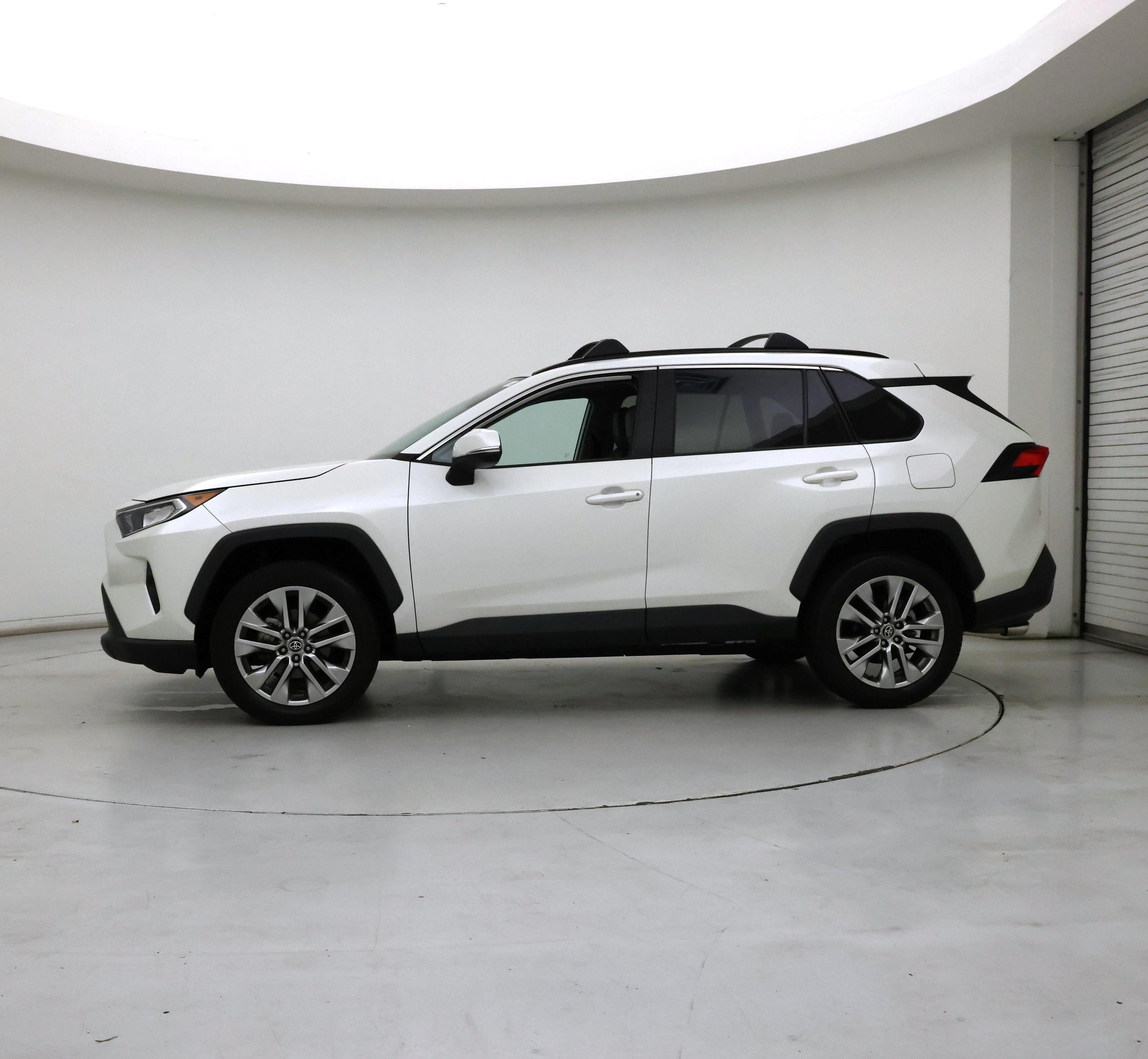 Thumbnail: 2021 Toyota RAV4 - 3