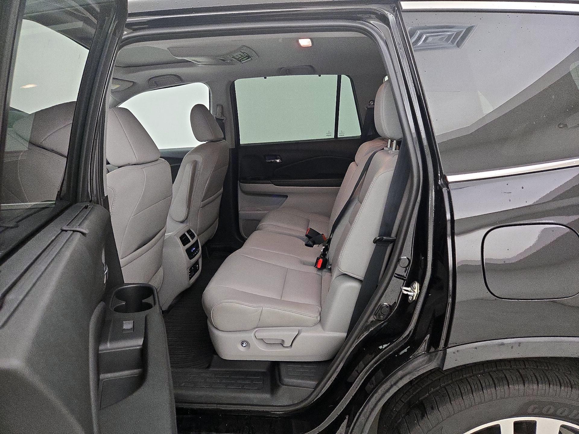 Thumbnail: 2017 Honda Pilot - 17