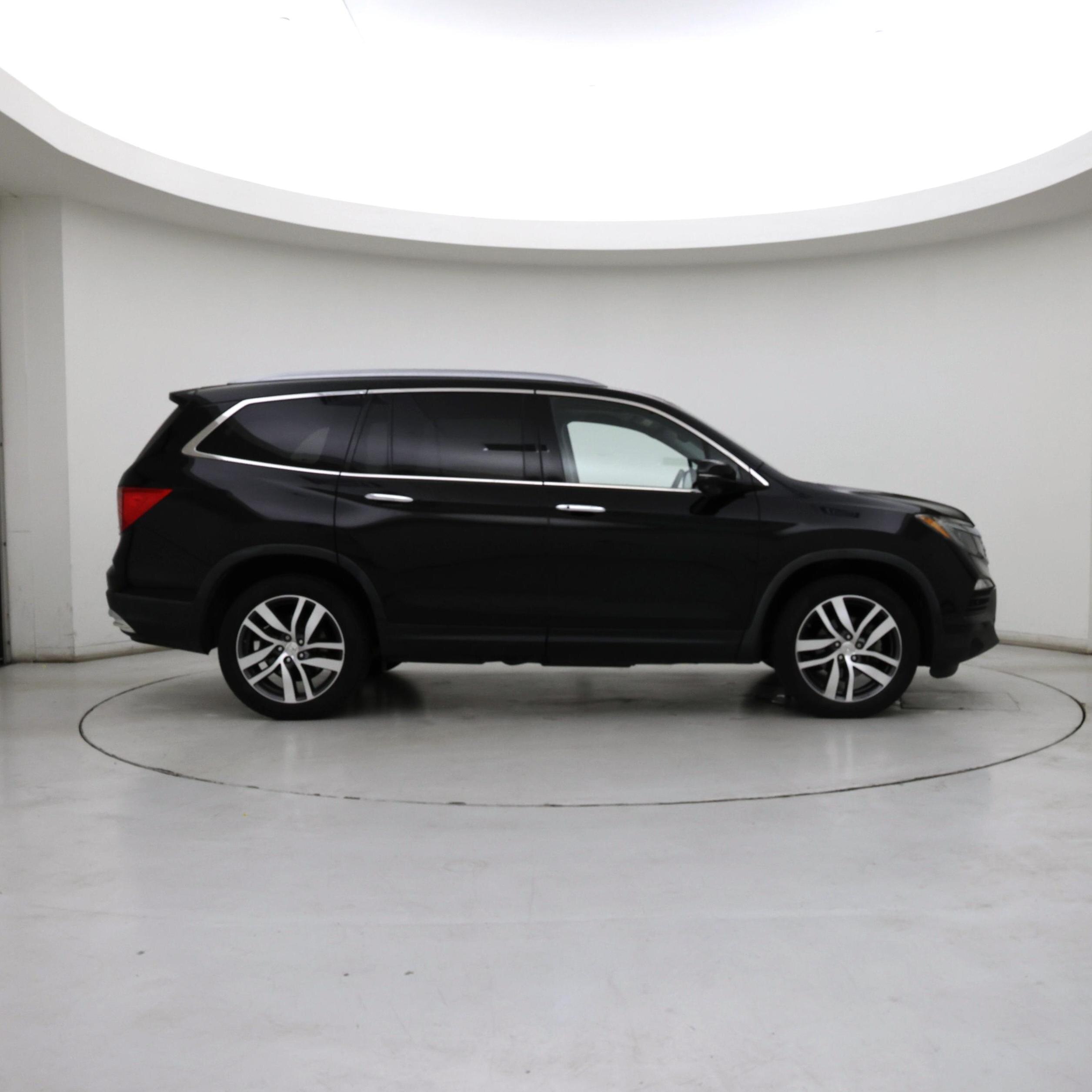 Thumbnail: 2017 Honda Pilot - 7