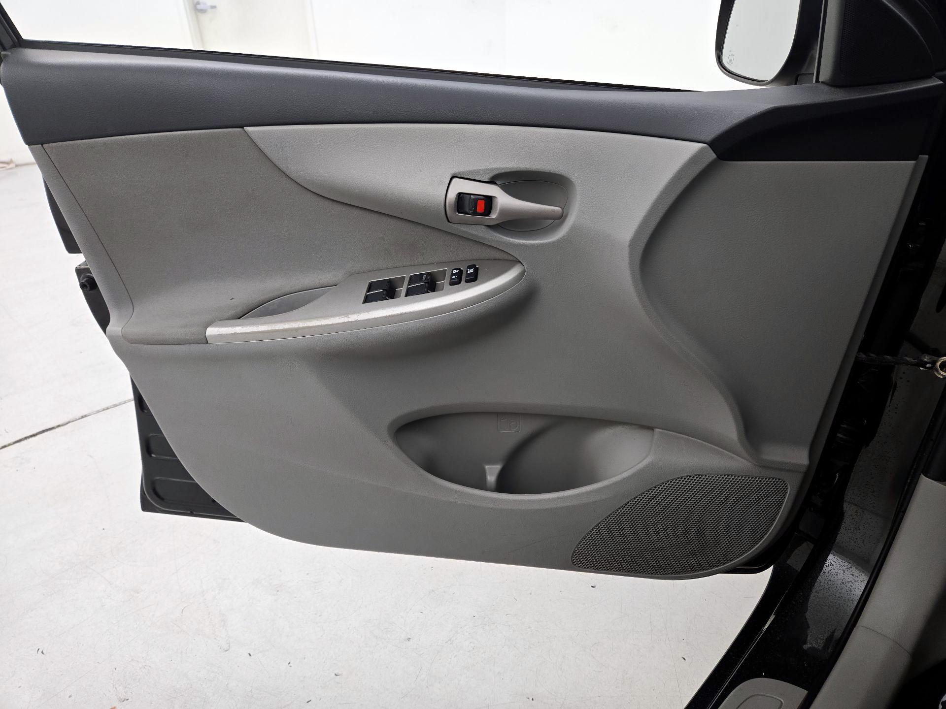 Thumbnail: 2013 Toyota Corolla - 12