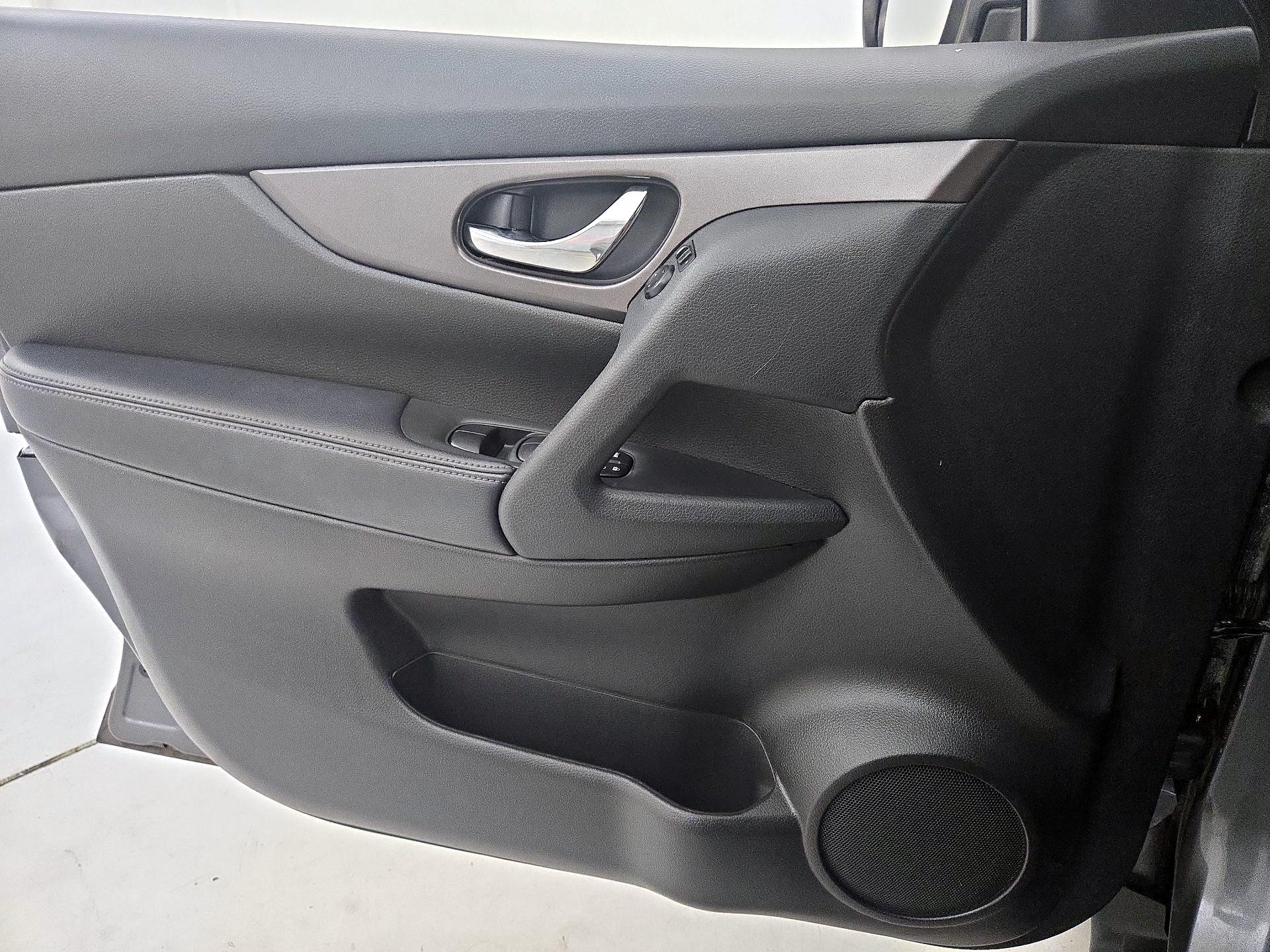 Thumbnail: 2015 Nissan Rogue - 12