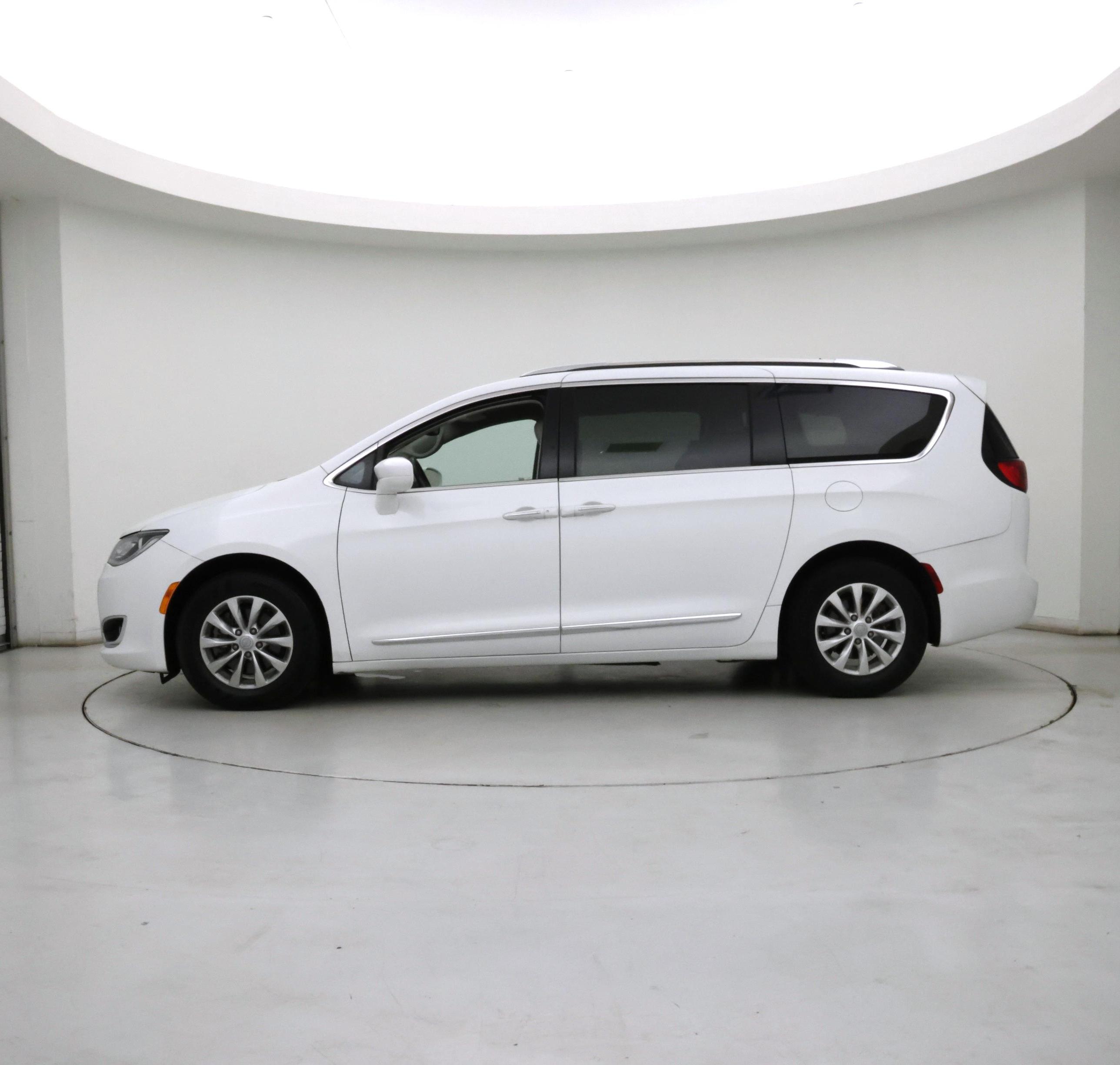 Thumbnail: 2019 Chrysler Pacifica - 3