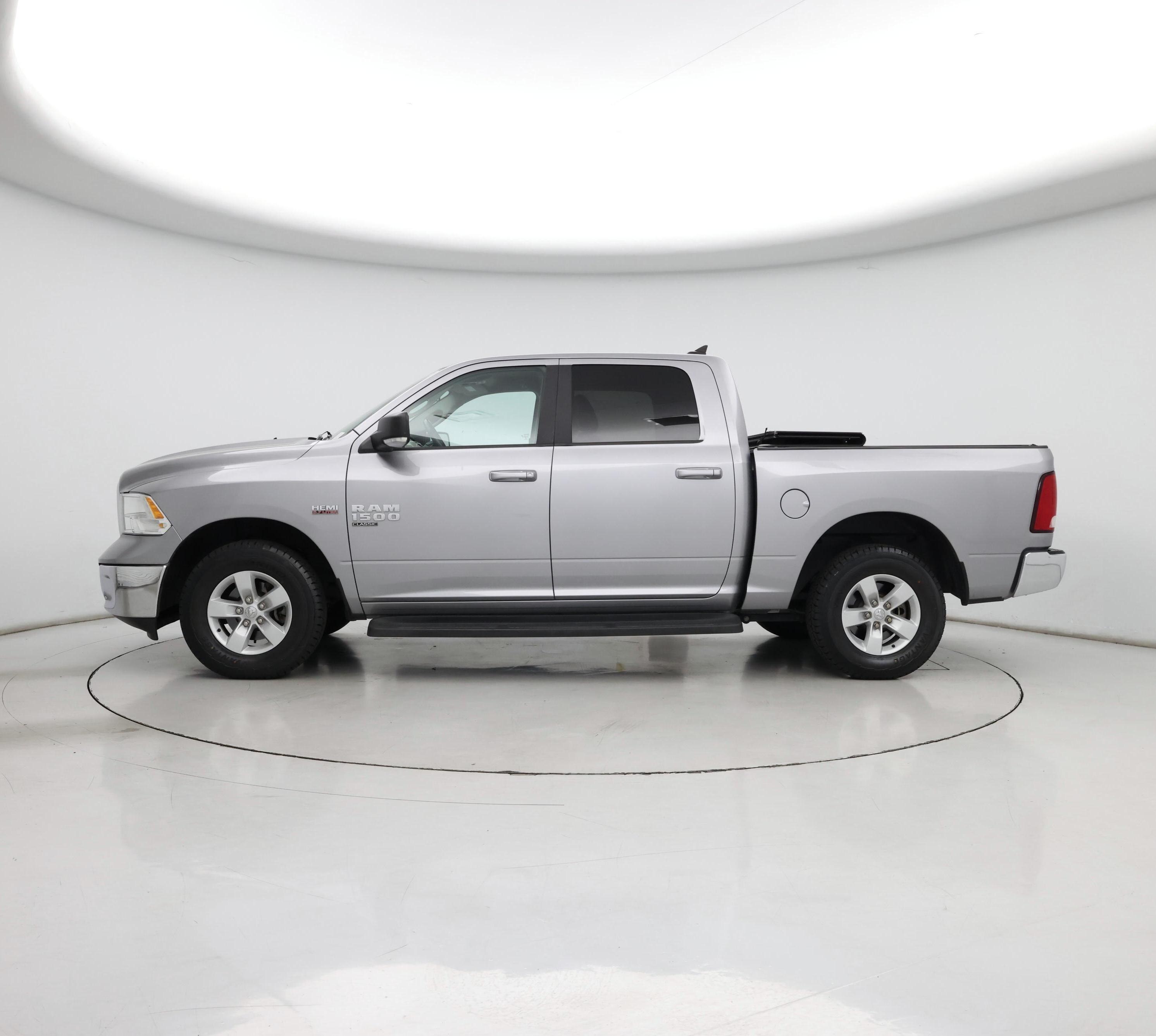 Thumbnail: 2019 RAM 1500 Classic - 3