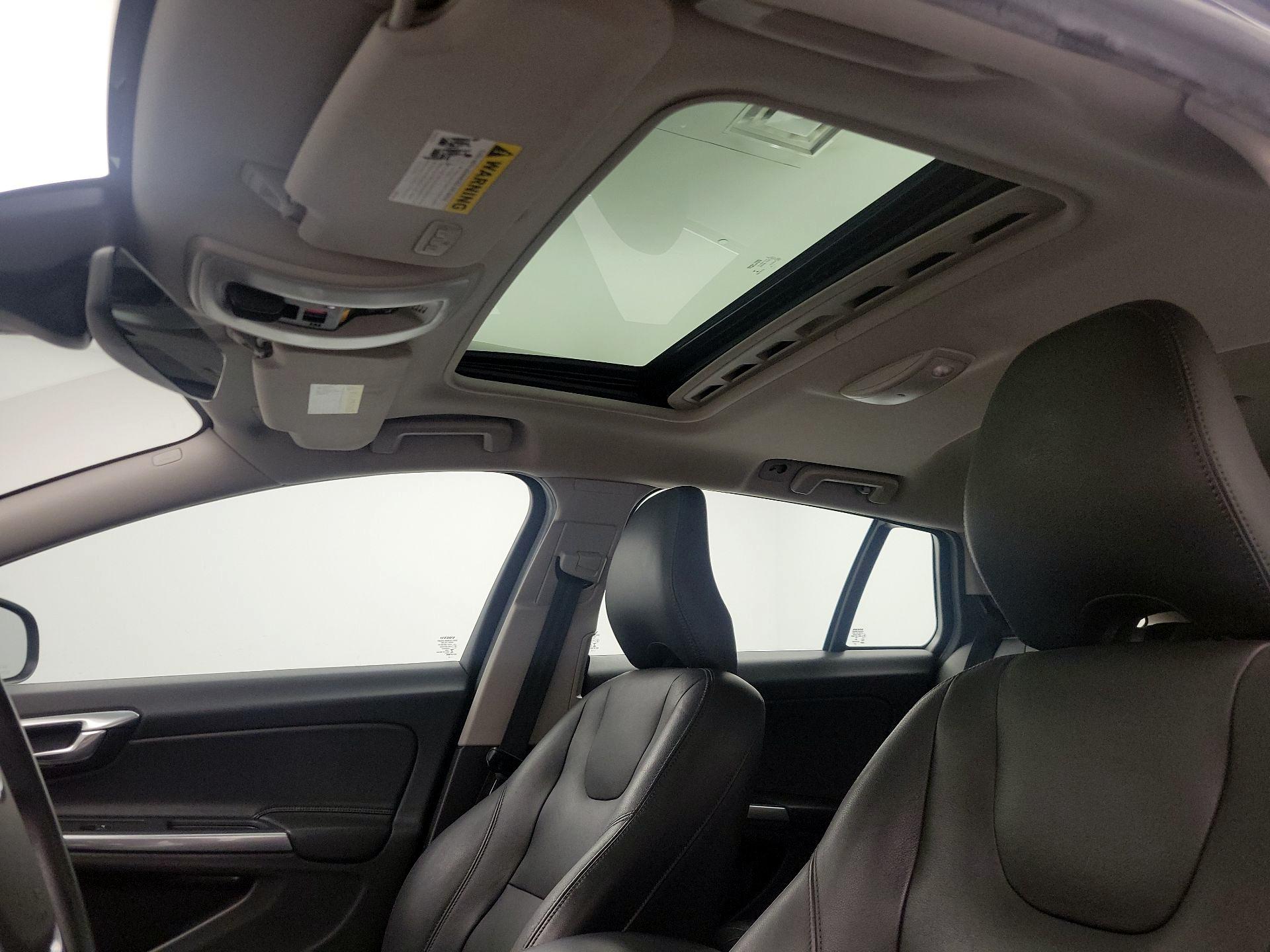 Thumbnail: 2017 Volvo V60 - 18
