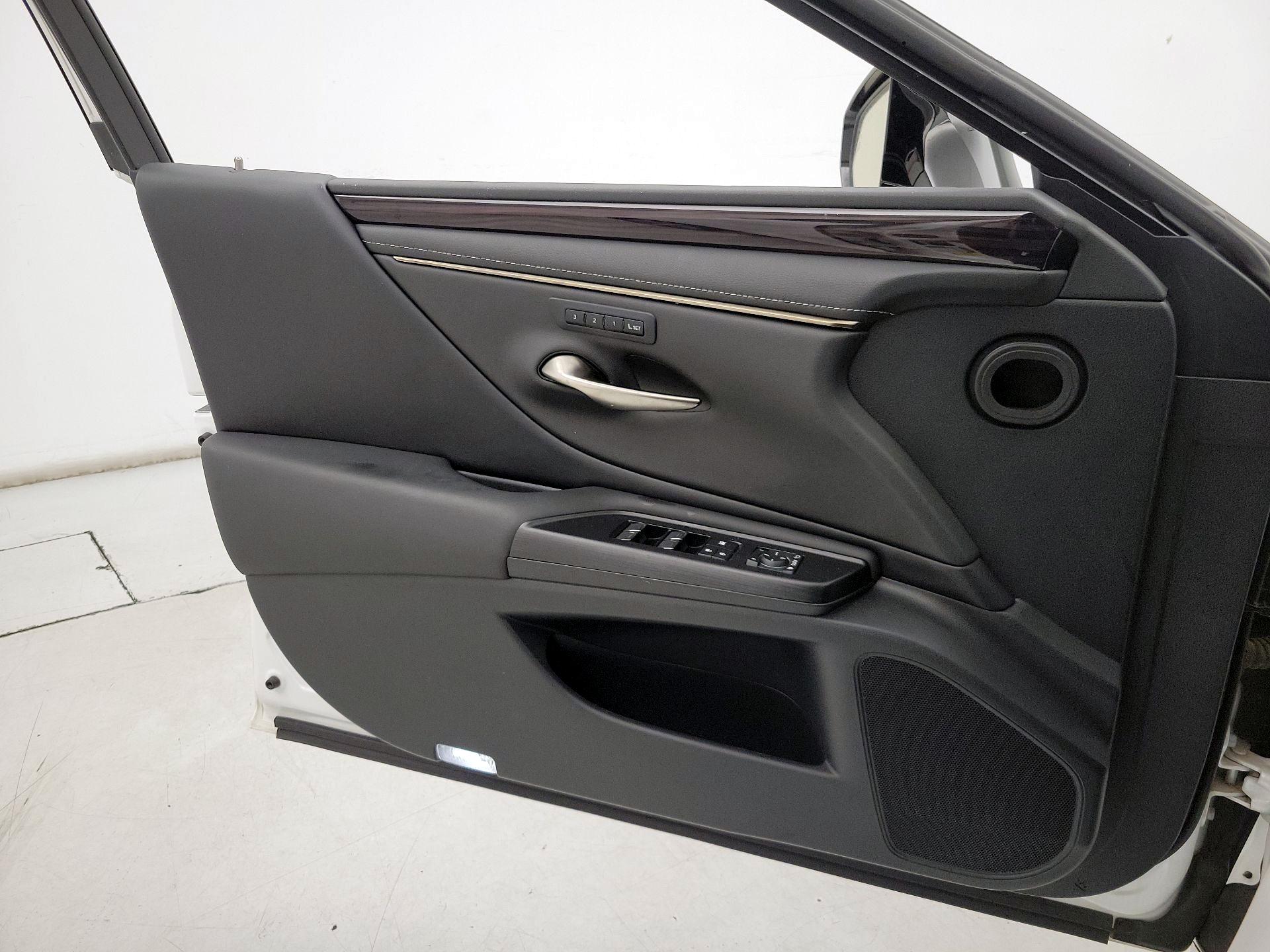 Thumbnail: 2021 Lexus ES - 12