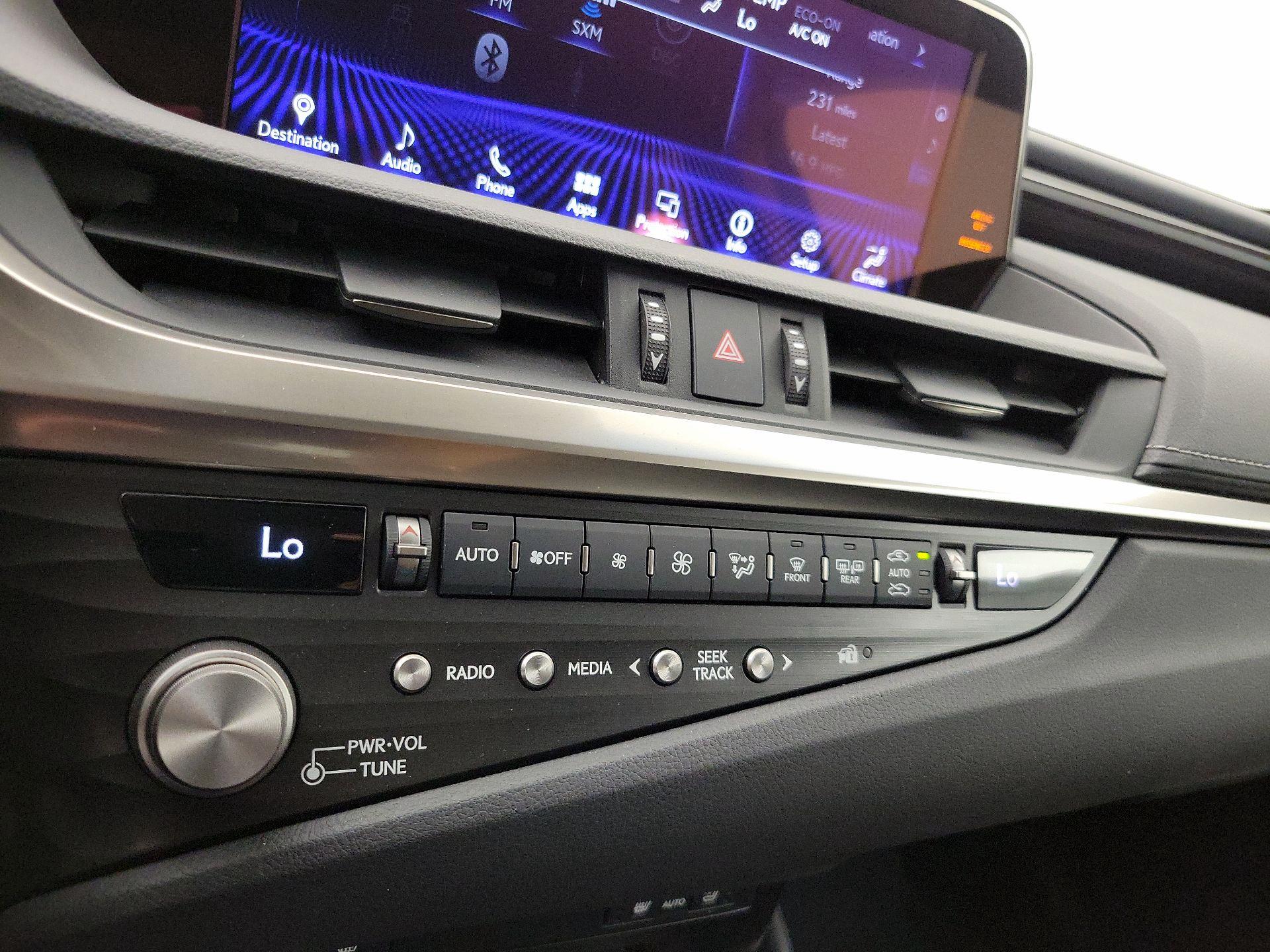 Thumbnail: 2021 Lexus ES - 17