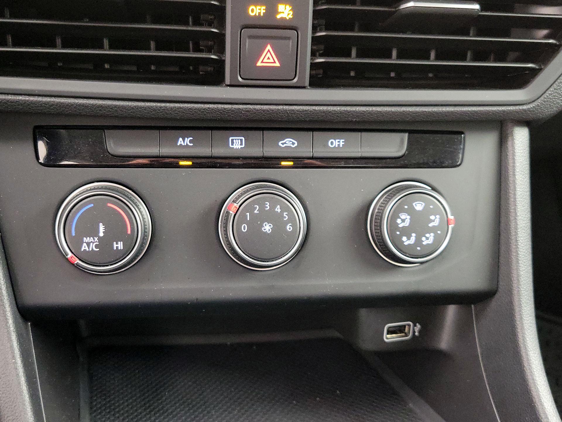 Thumbnail: 2019 Volkswagen Jetta - 16