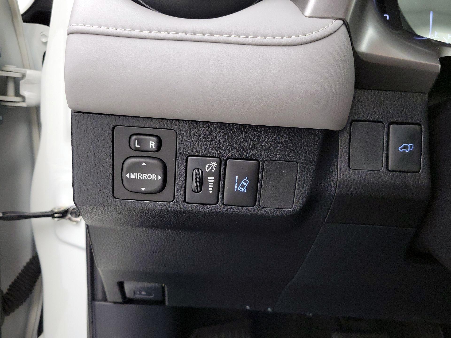 Thumbnail: 2017 Toyota RAV4 - 13