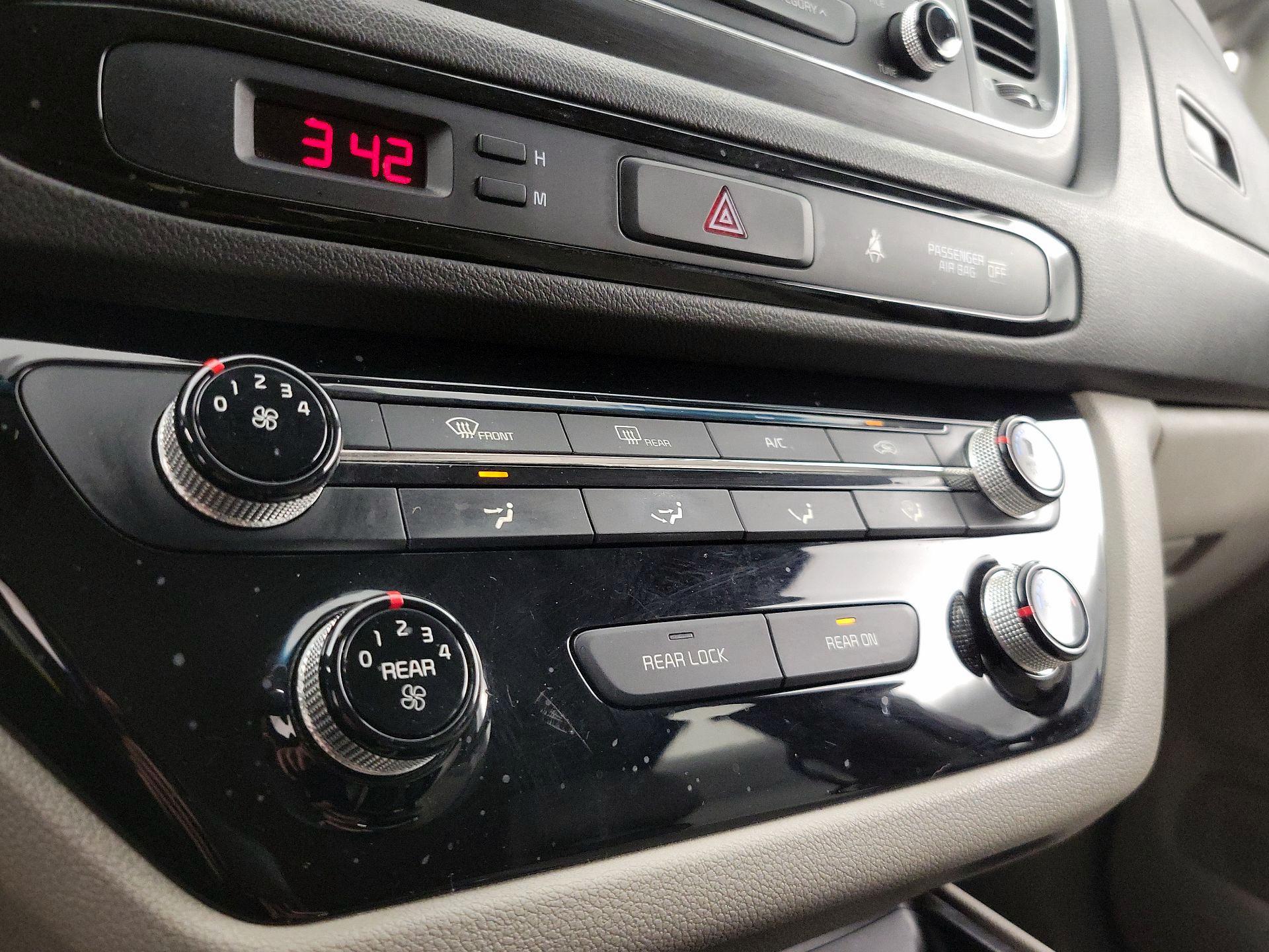 Thumbnail: 2016 Kia Sedona - 16