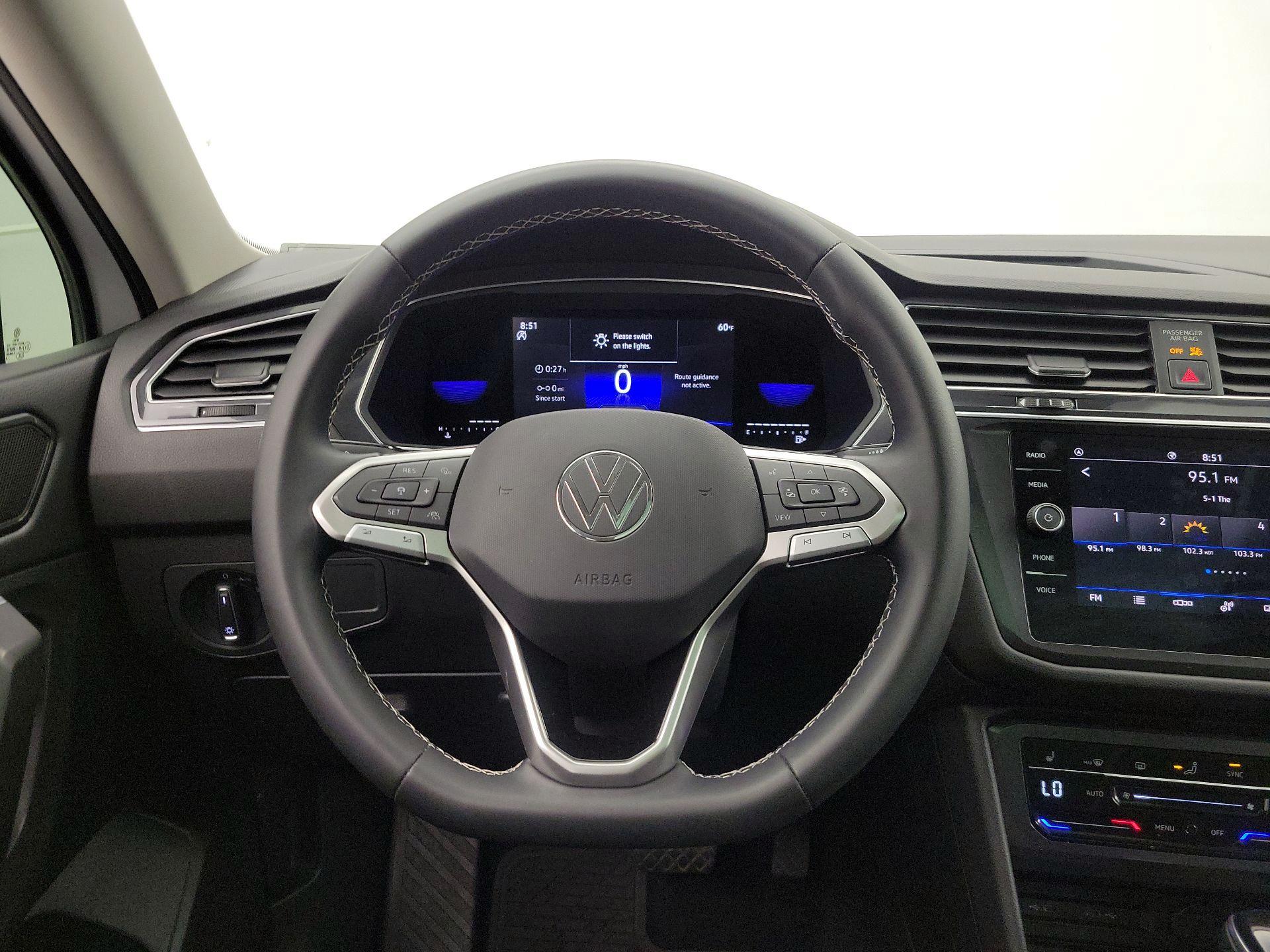Thumbnail: 2022 Volkswagen Tiguan - 10