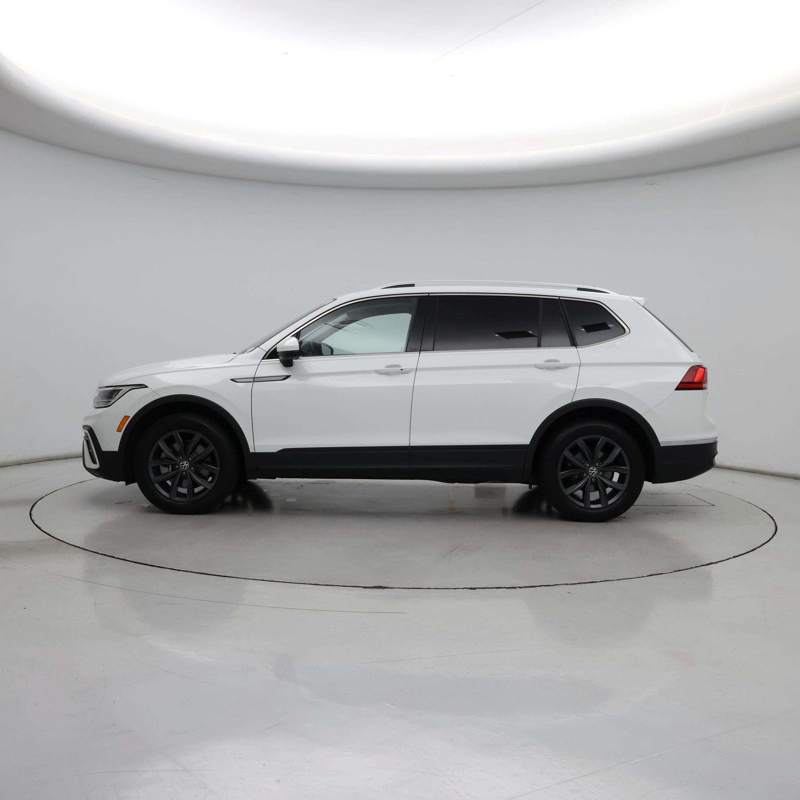 Thumbnail: 2022 Volkswagen Tiguan - 3