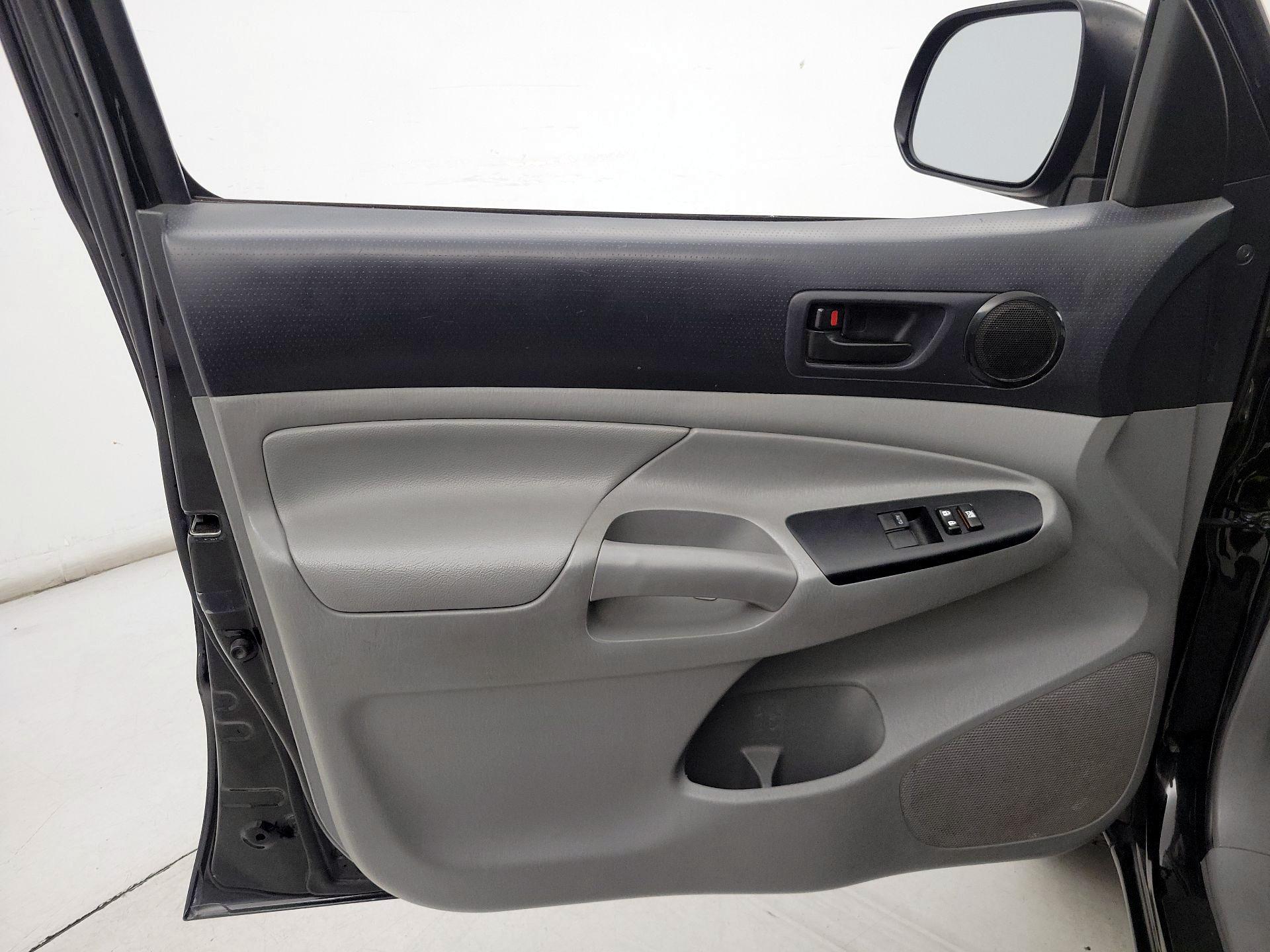 Thumbnail: 2015 Toyota Tacoma - 12