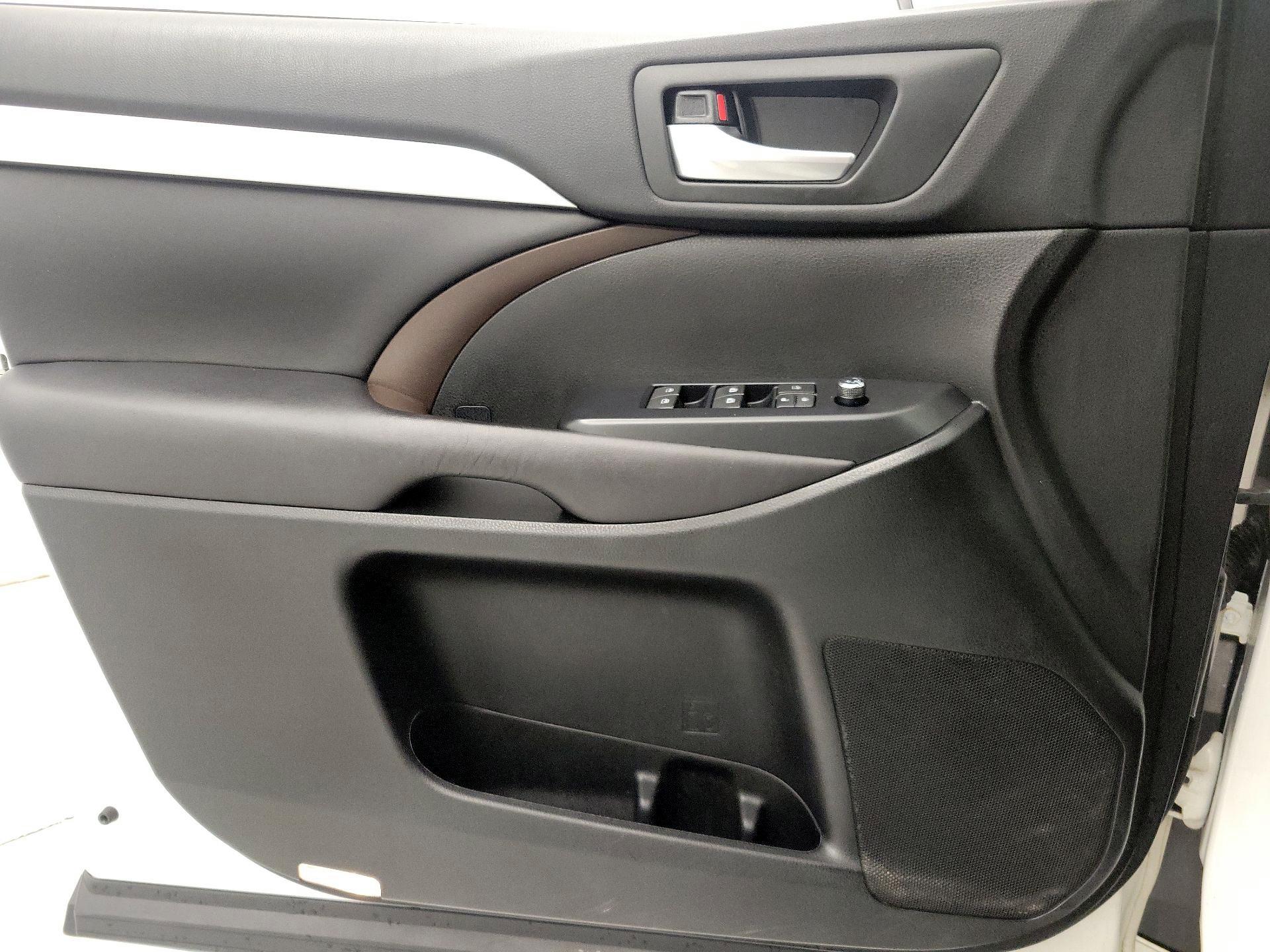 Thumbnail: 2016 Toyota Highlander - 12