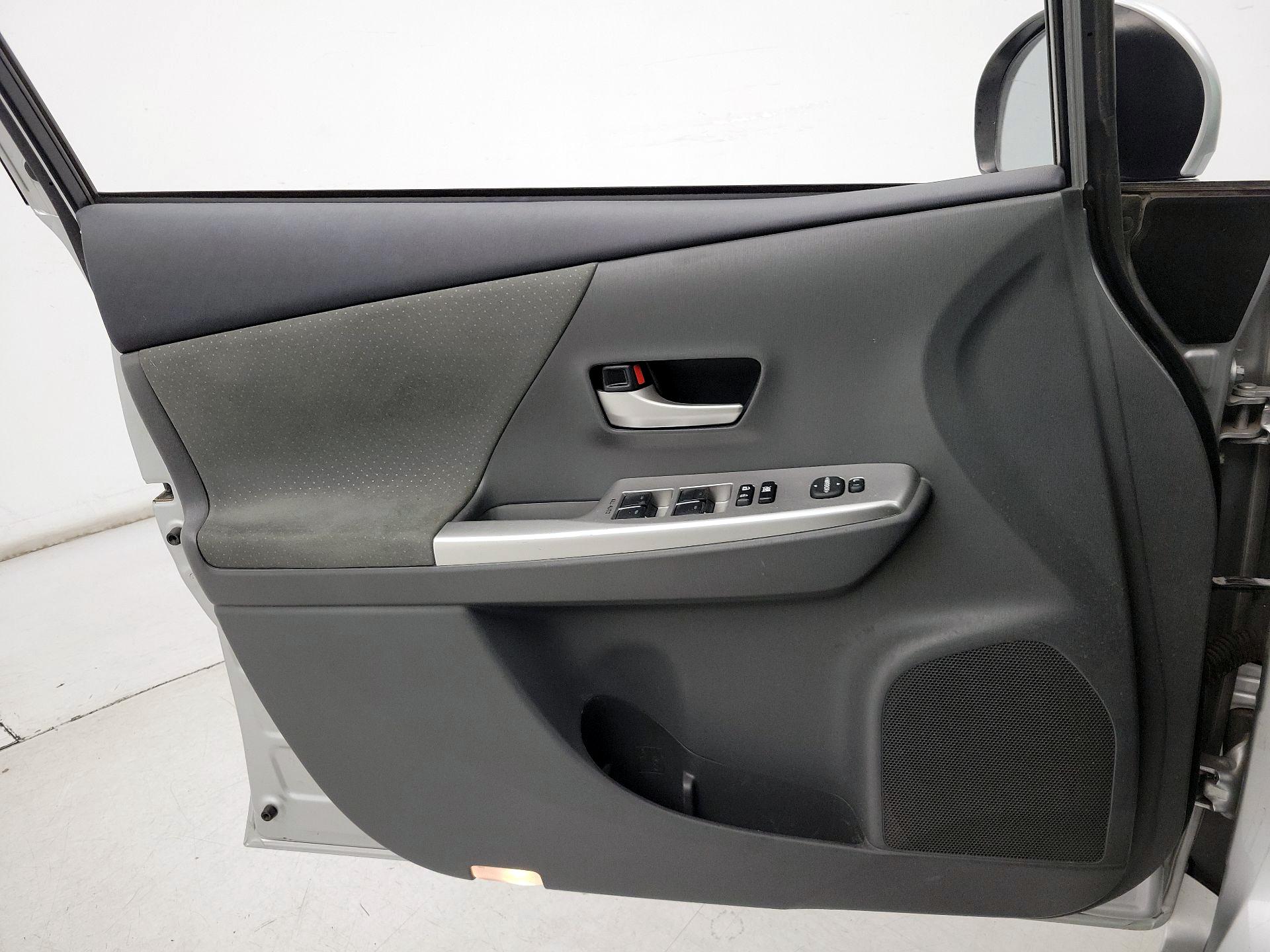 Thumbnail: 2013 Toyota Prius v - 12