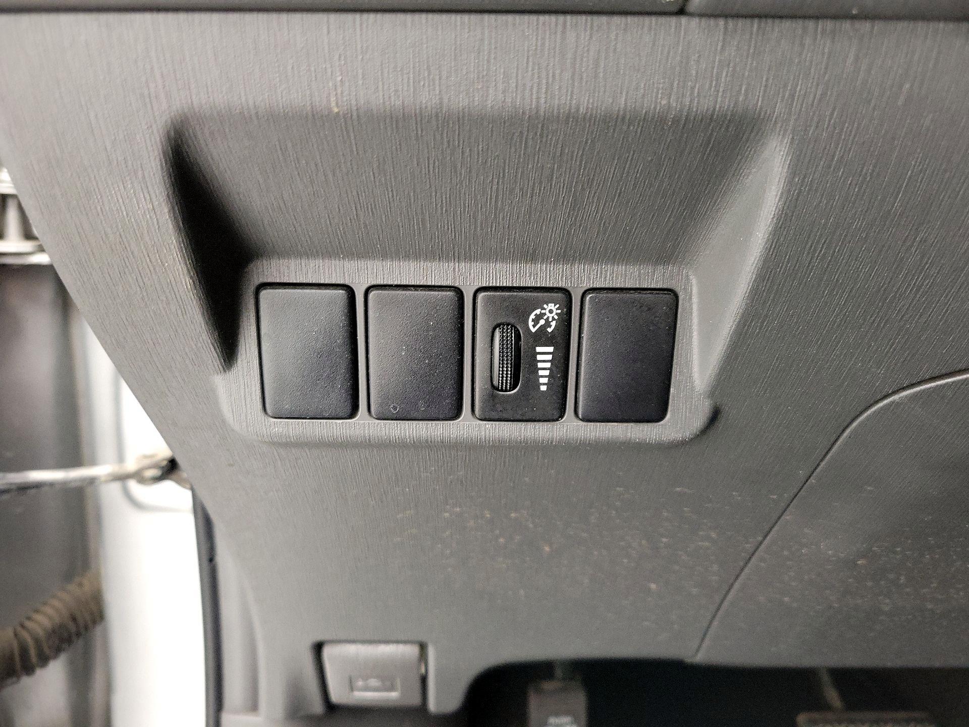 Thumbnail: 2013 Toyota Prius v - 13