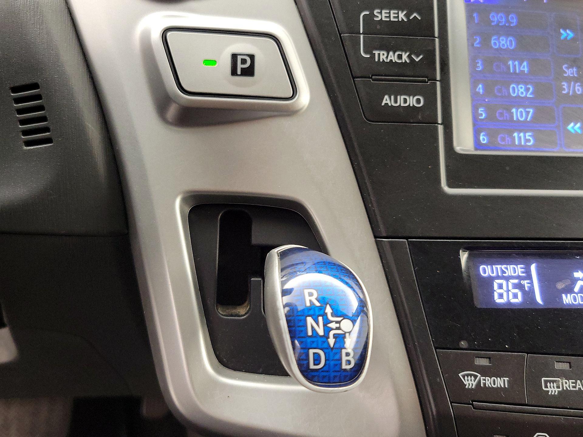 Thumbnail: 2013 Toyota Prius v - 18