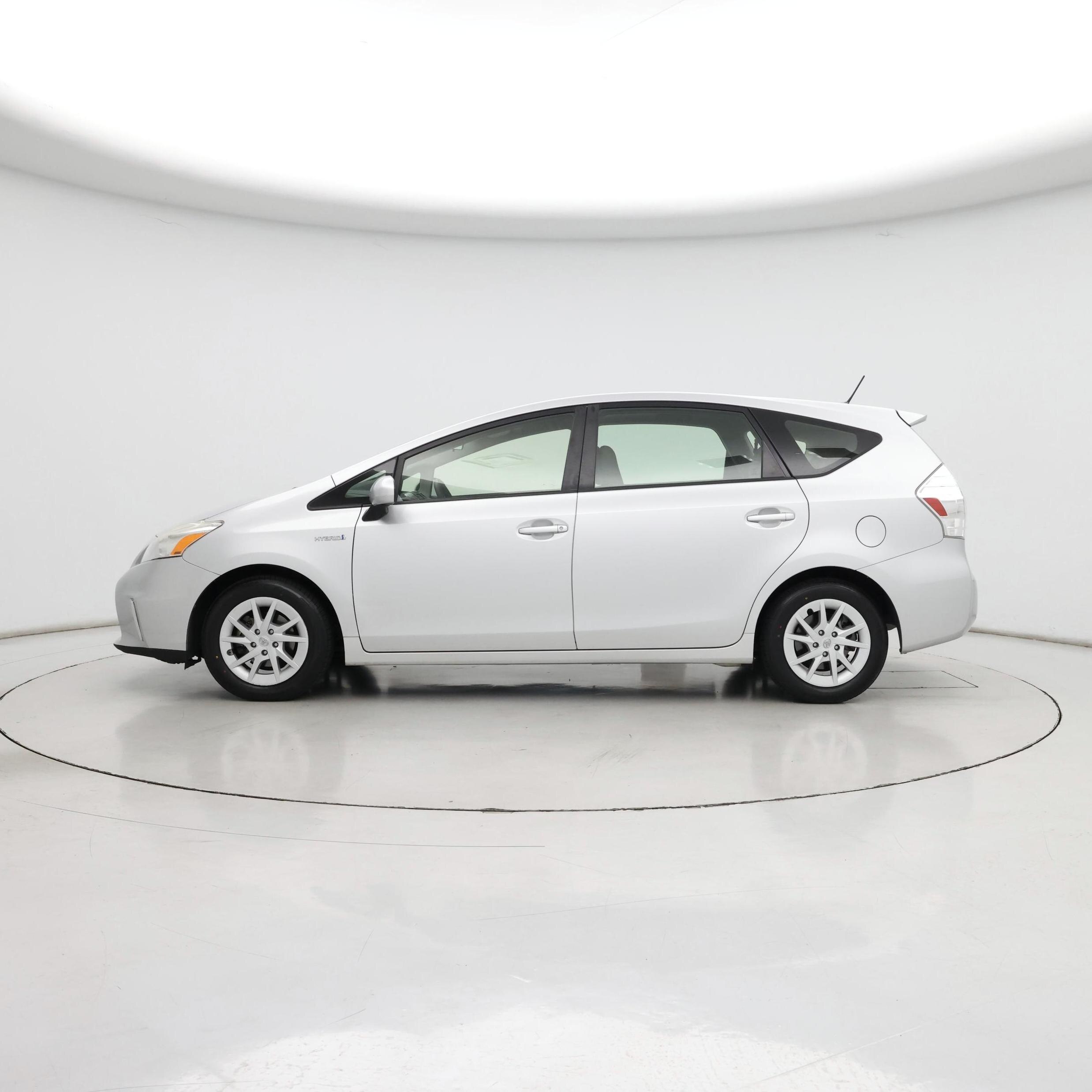 Thumbnail: 2013 Toyota Prius v - 3