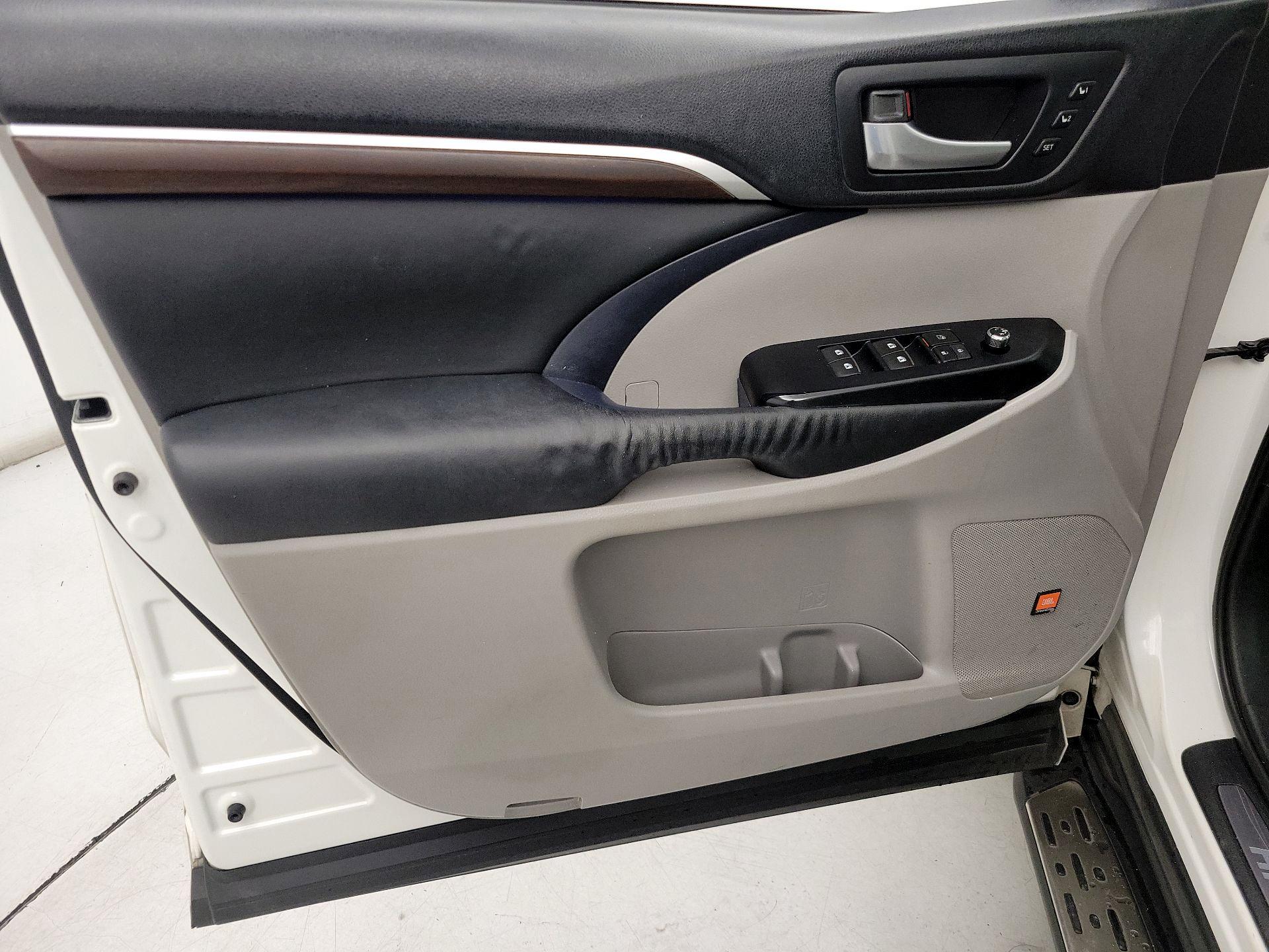 Thumbnail: 2015 Toyota Highlander - 12