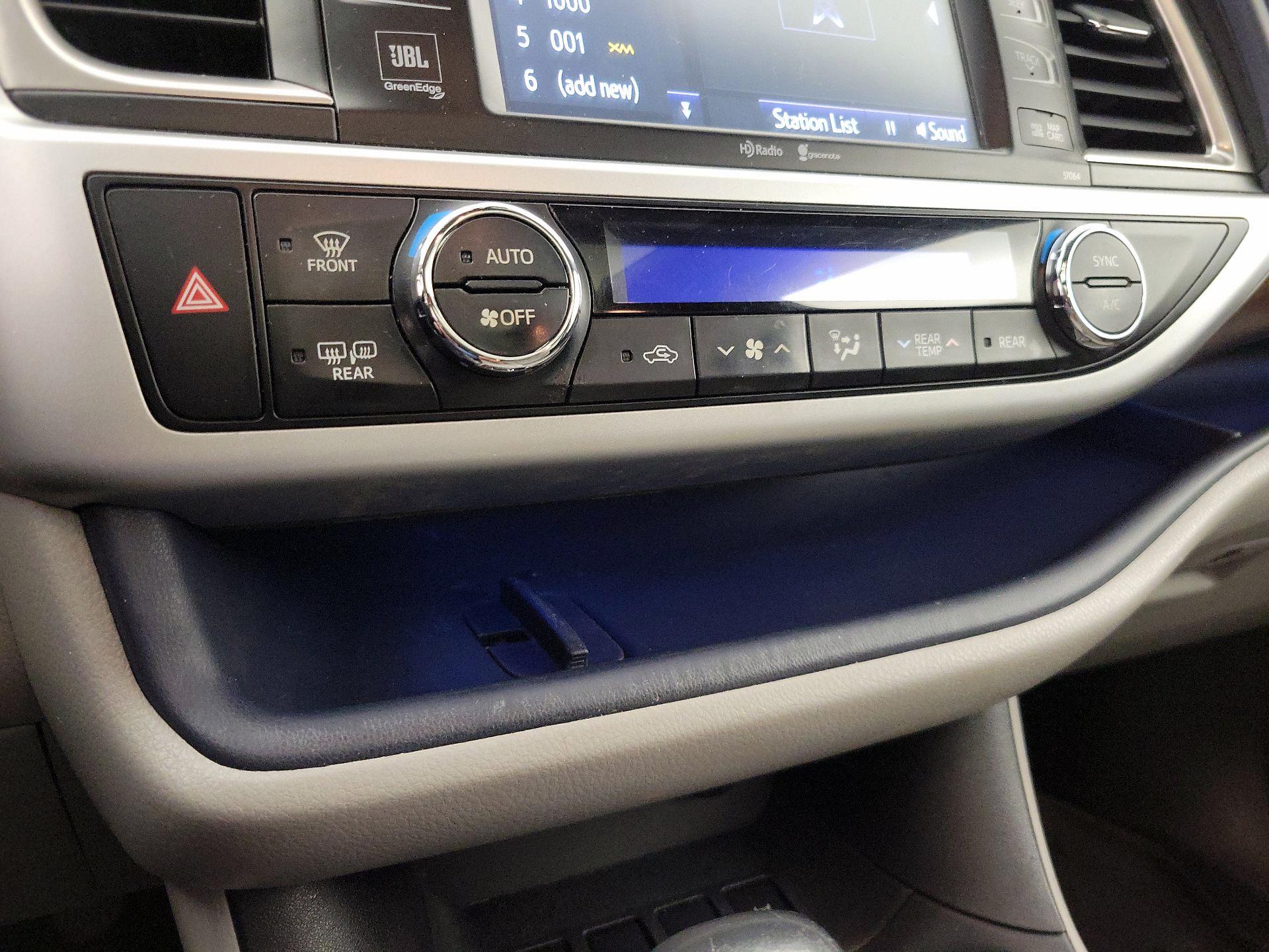 Thumbnail: 2015 Toyota Highlander - 16