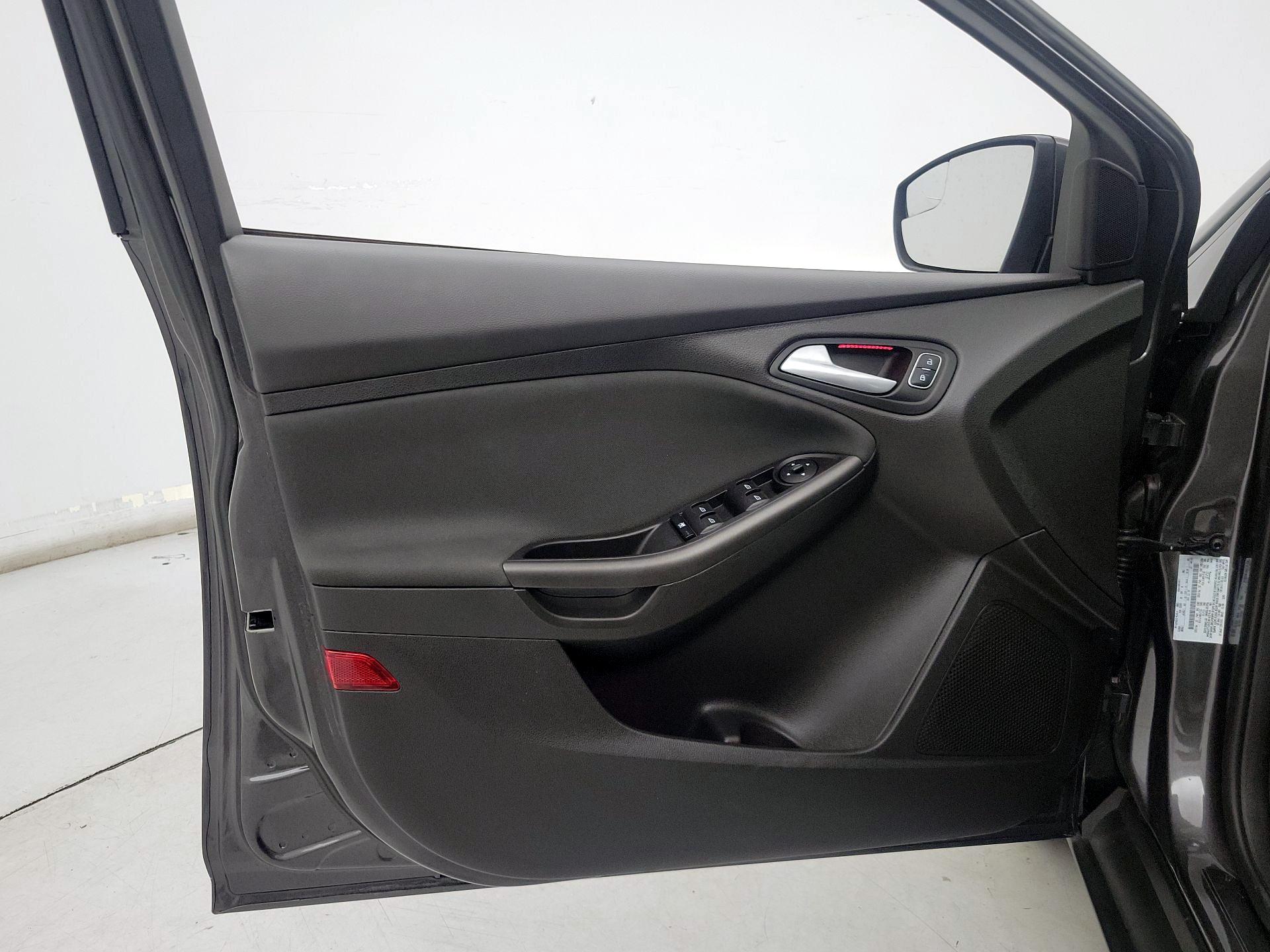 Thumbnail: 2015 Ford Focus - 12