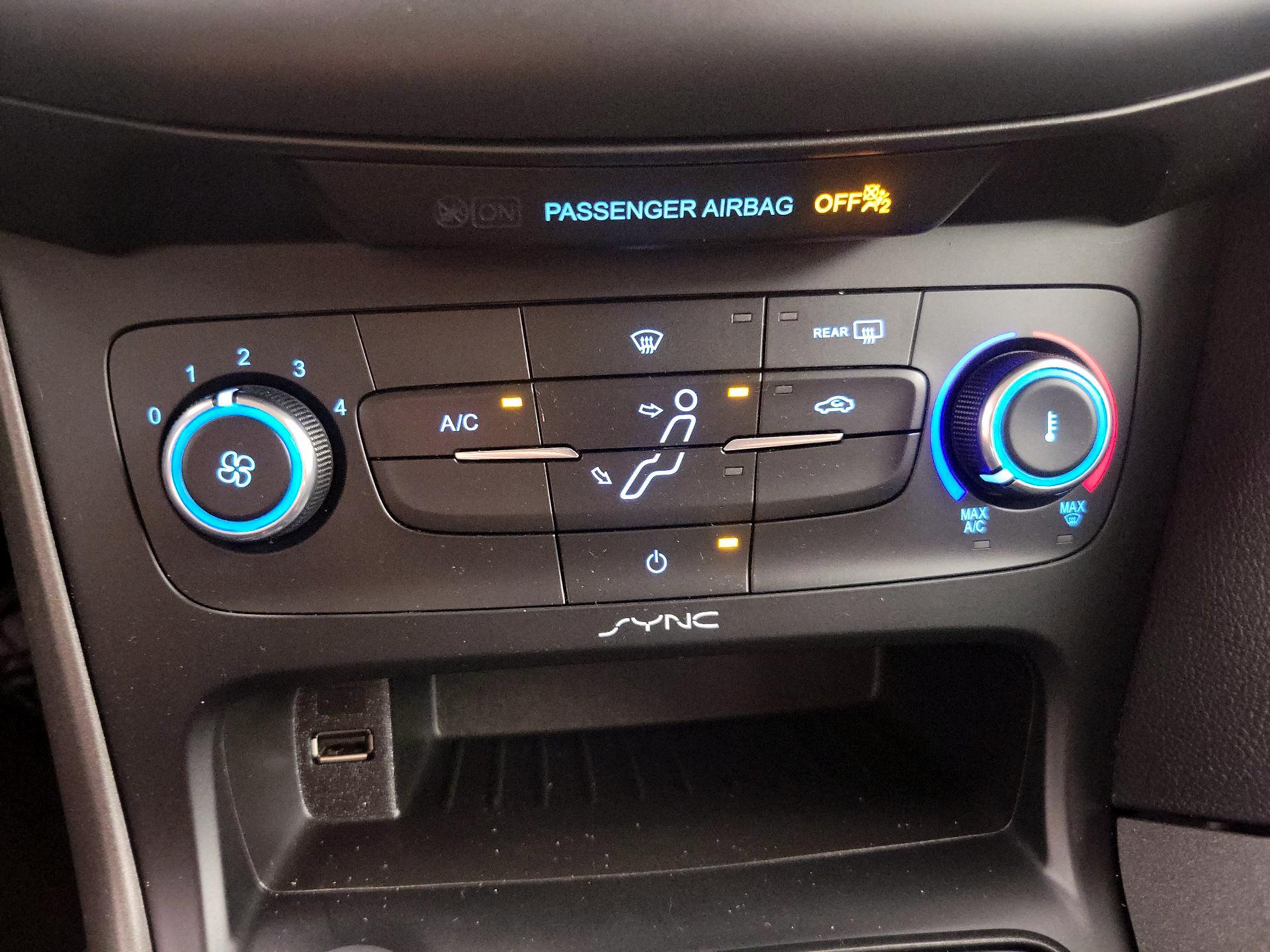 Thumbnail: 2015 Ford Focus - 16