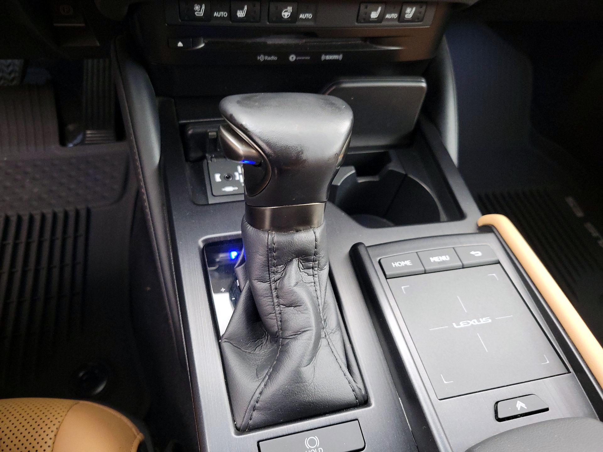 Thumbnail: 2022 Lexus ES - 17