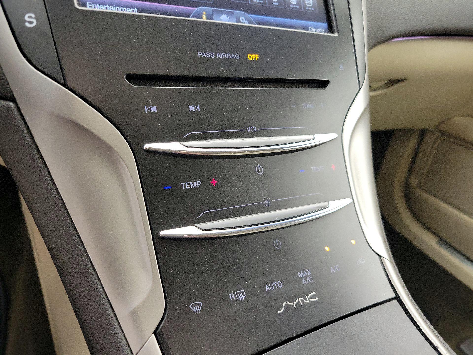 Thumbnail: 2015 Lincoln MKZ - 17