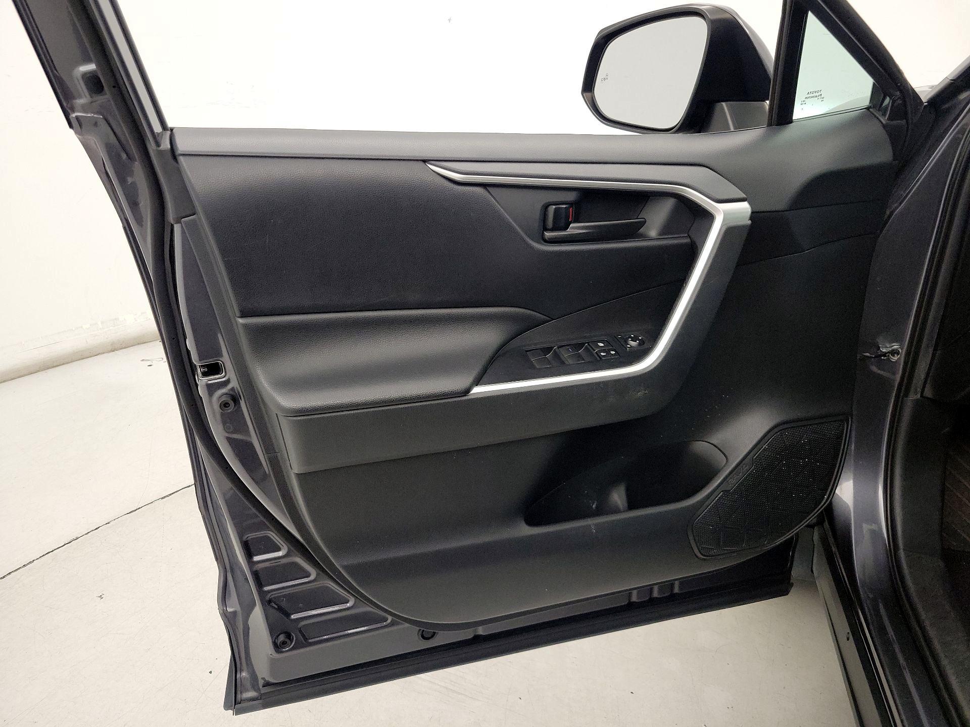 Thumbnail: 2019 Toyota RAV4 - 12