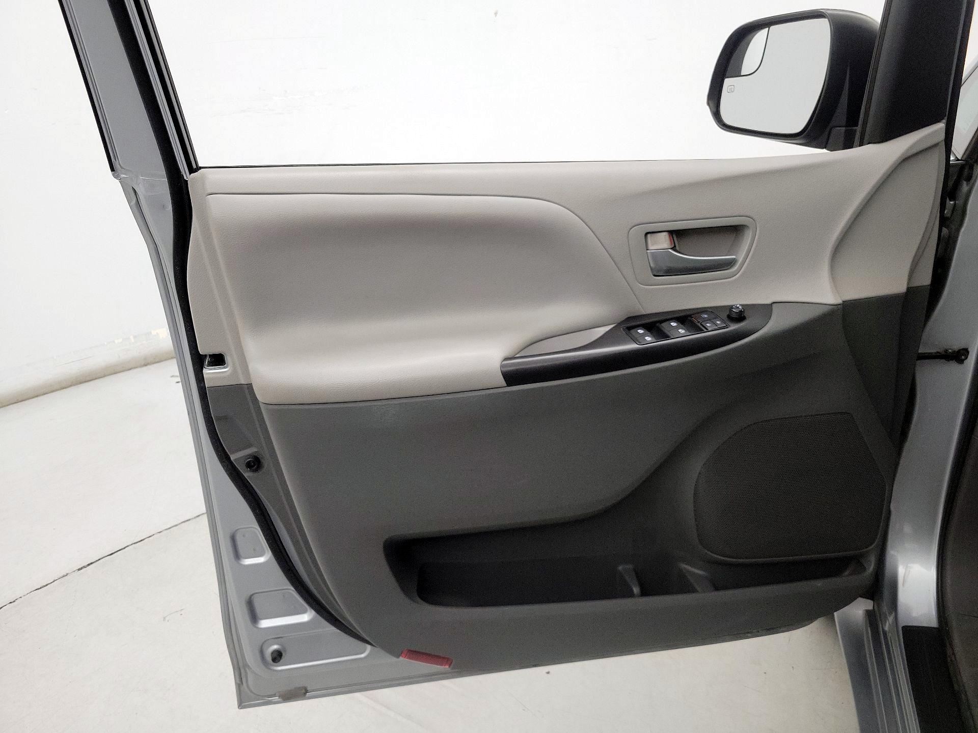 Thumbnail: 2015 Toyota Sienna - 12