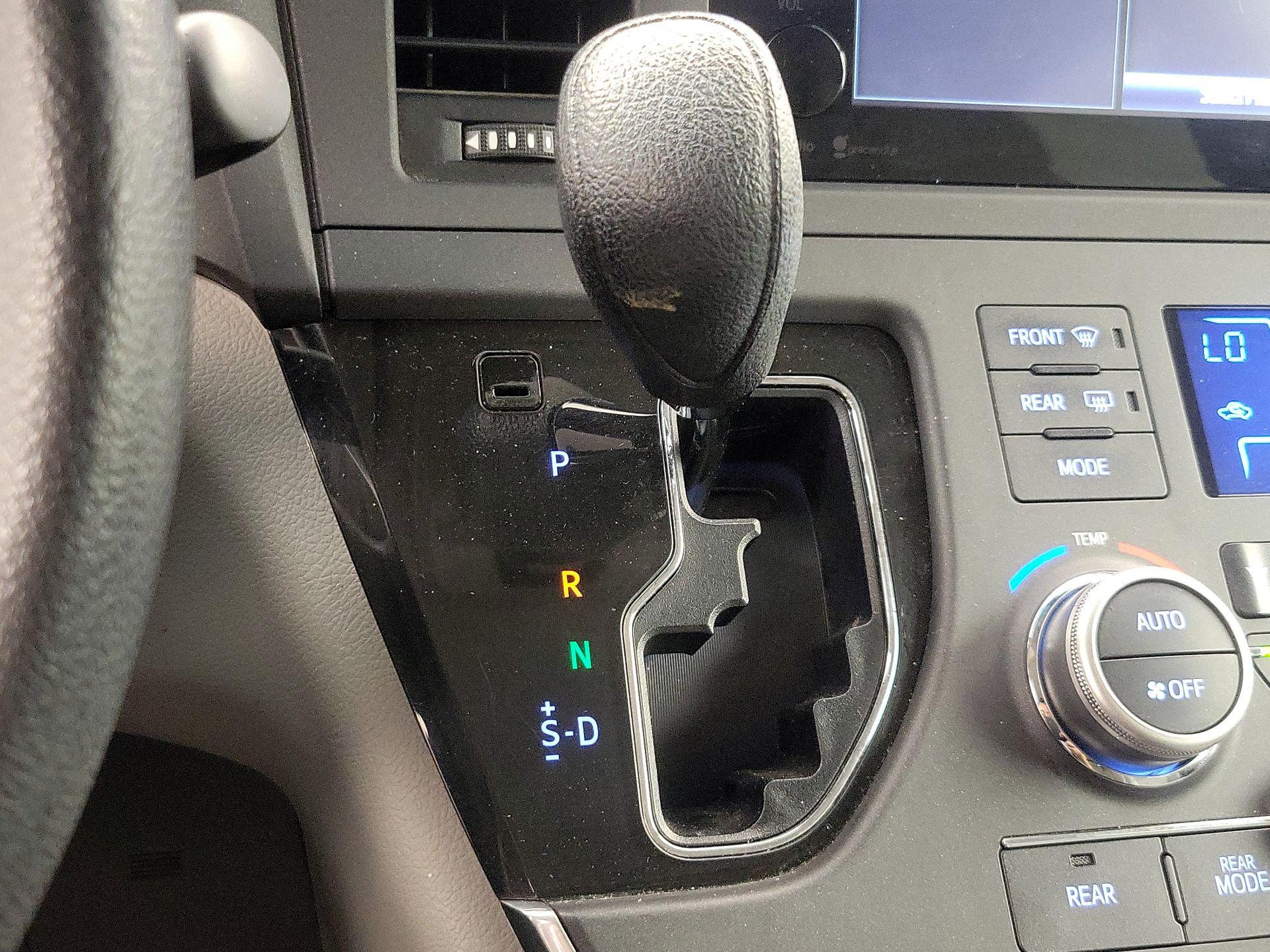 Thumbnail: 2015 Toyota Sienna - 17