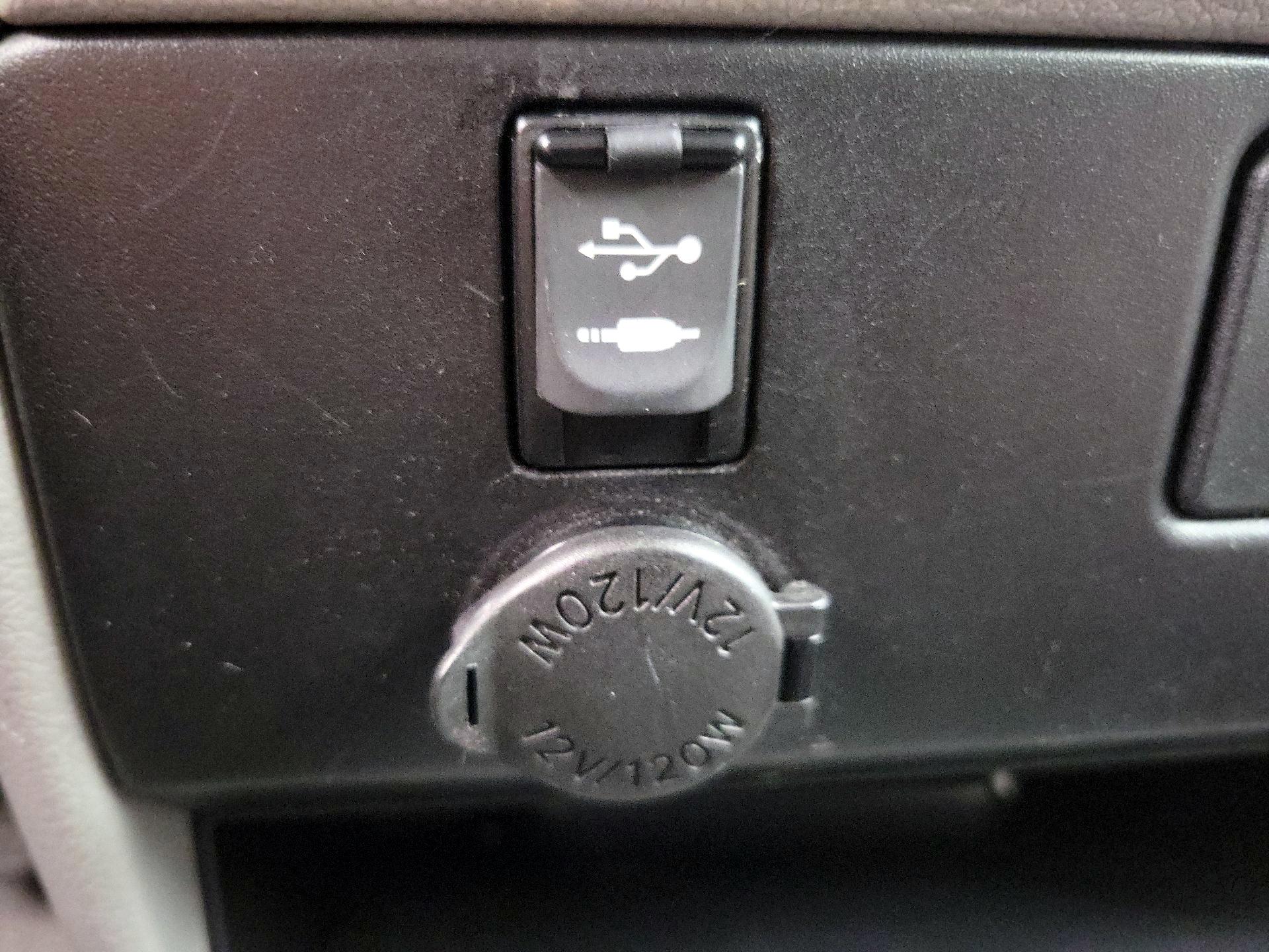 Thumbnail: 2015 Toyota Sienna - 18