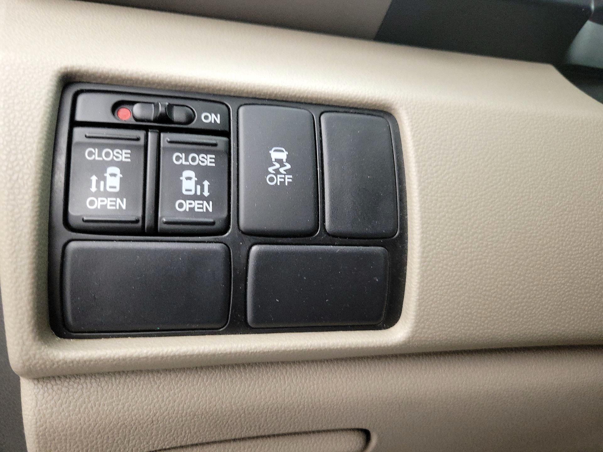 Thumbnail: 2016 Honda Odyssey - 13