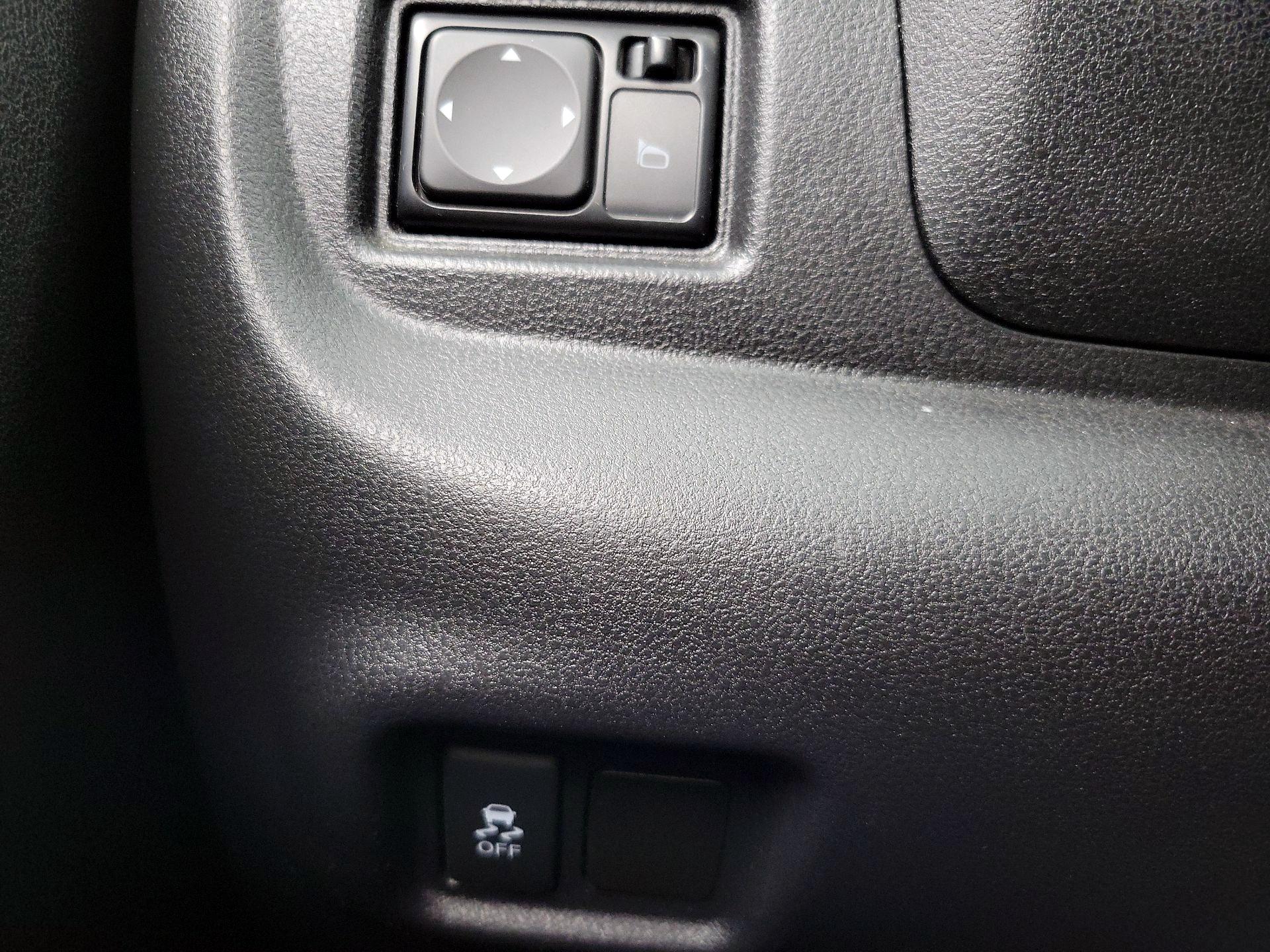 Thumbnail: 2015 Nissan Versa Note - 13