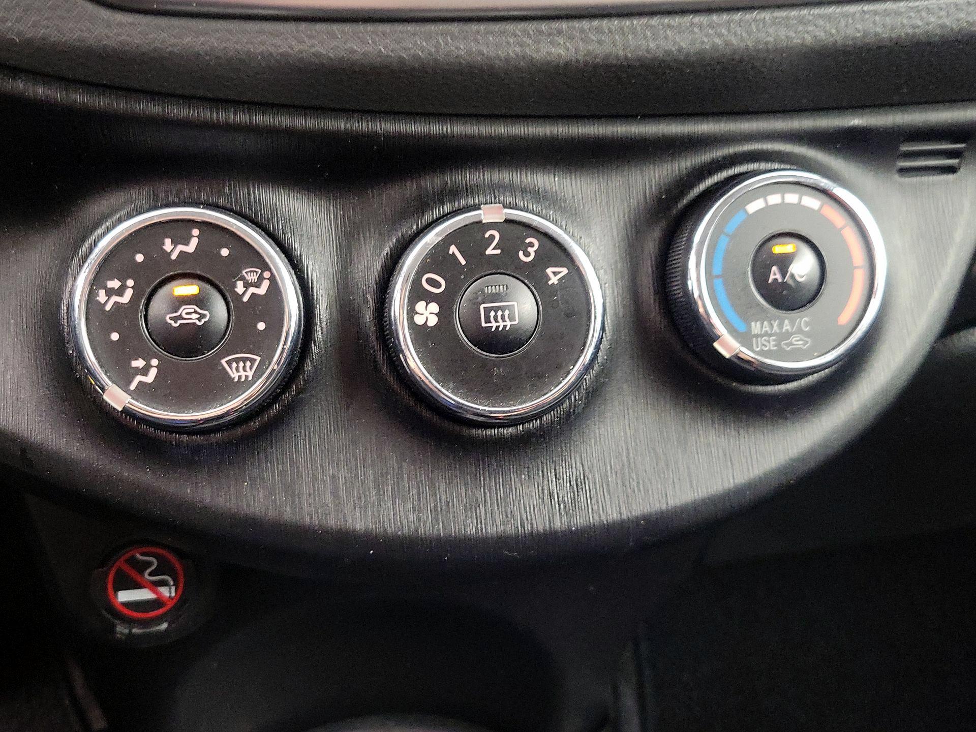 Thumbnail: 2014 Toyota Yaris - 15