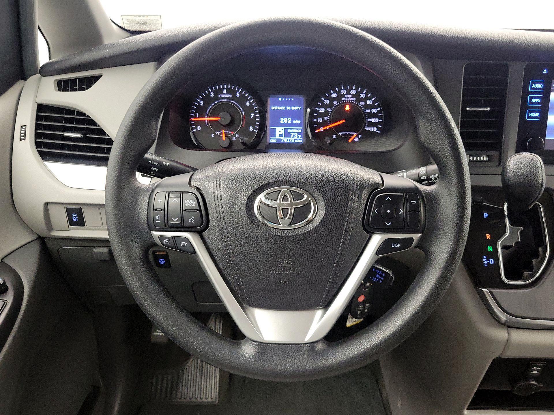 Thumbnail: 2017 Toyota Sienna - 10