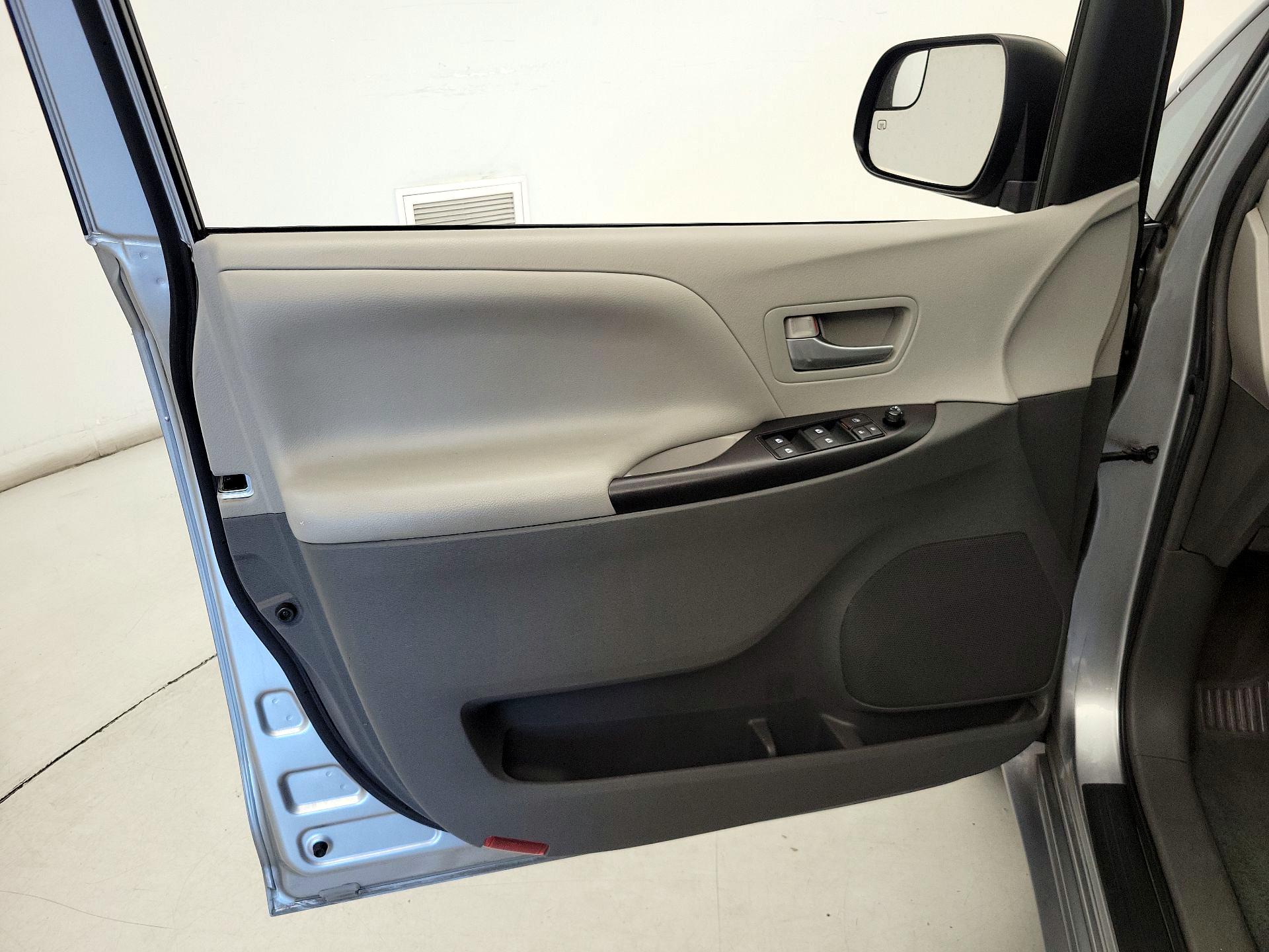 Thumbnail: 2017 Toyota Sienna - 12