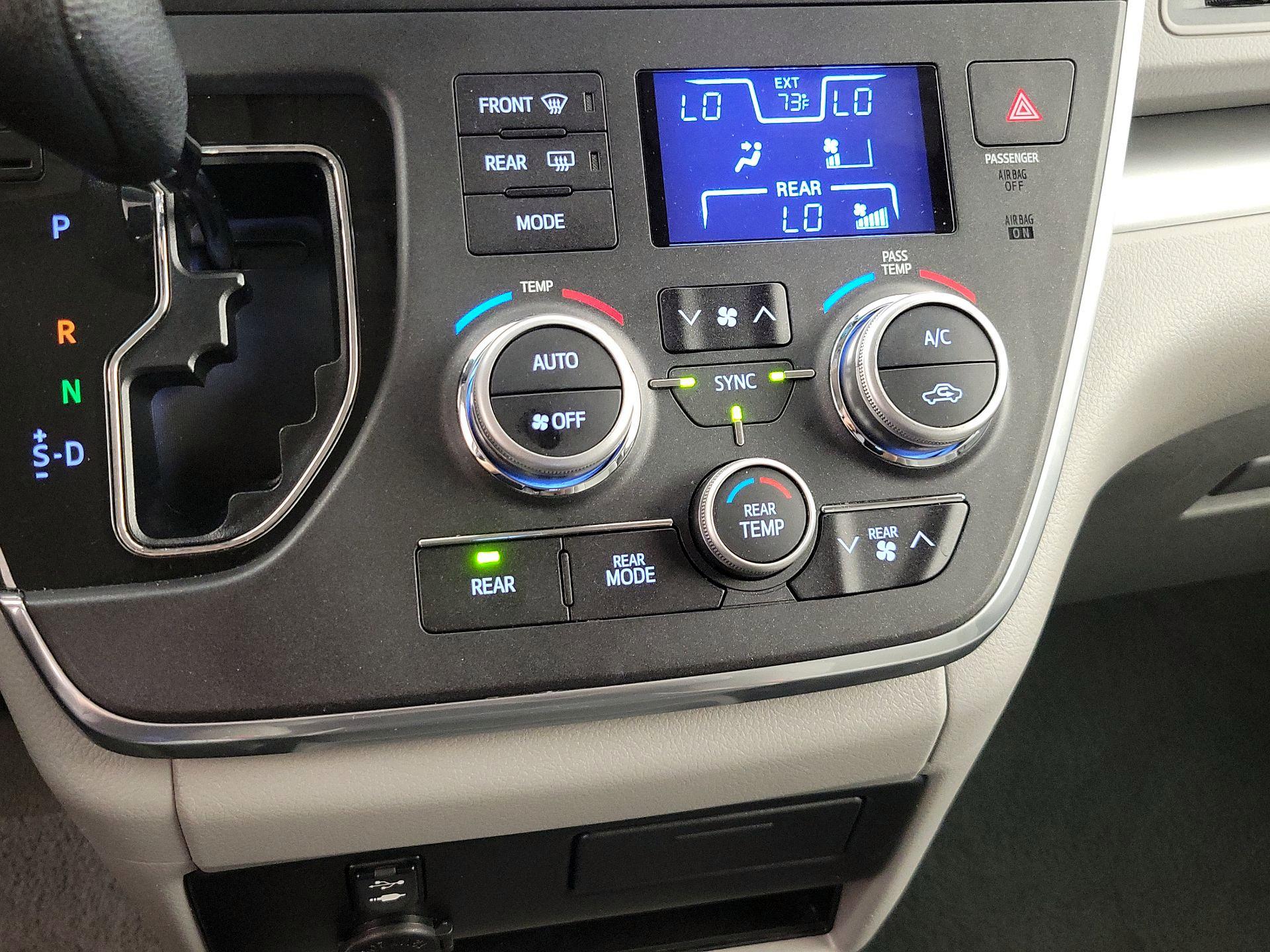 Thumbnail: 2017 Toyota Sienna - 16