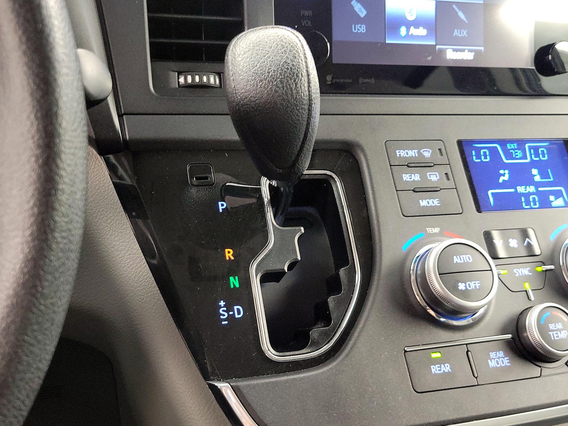 Thumbnail: 2017 Toyota Sienna - 17