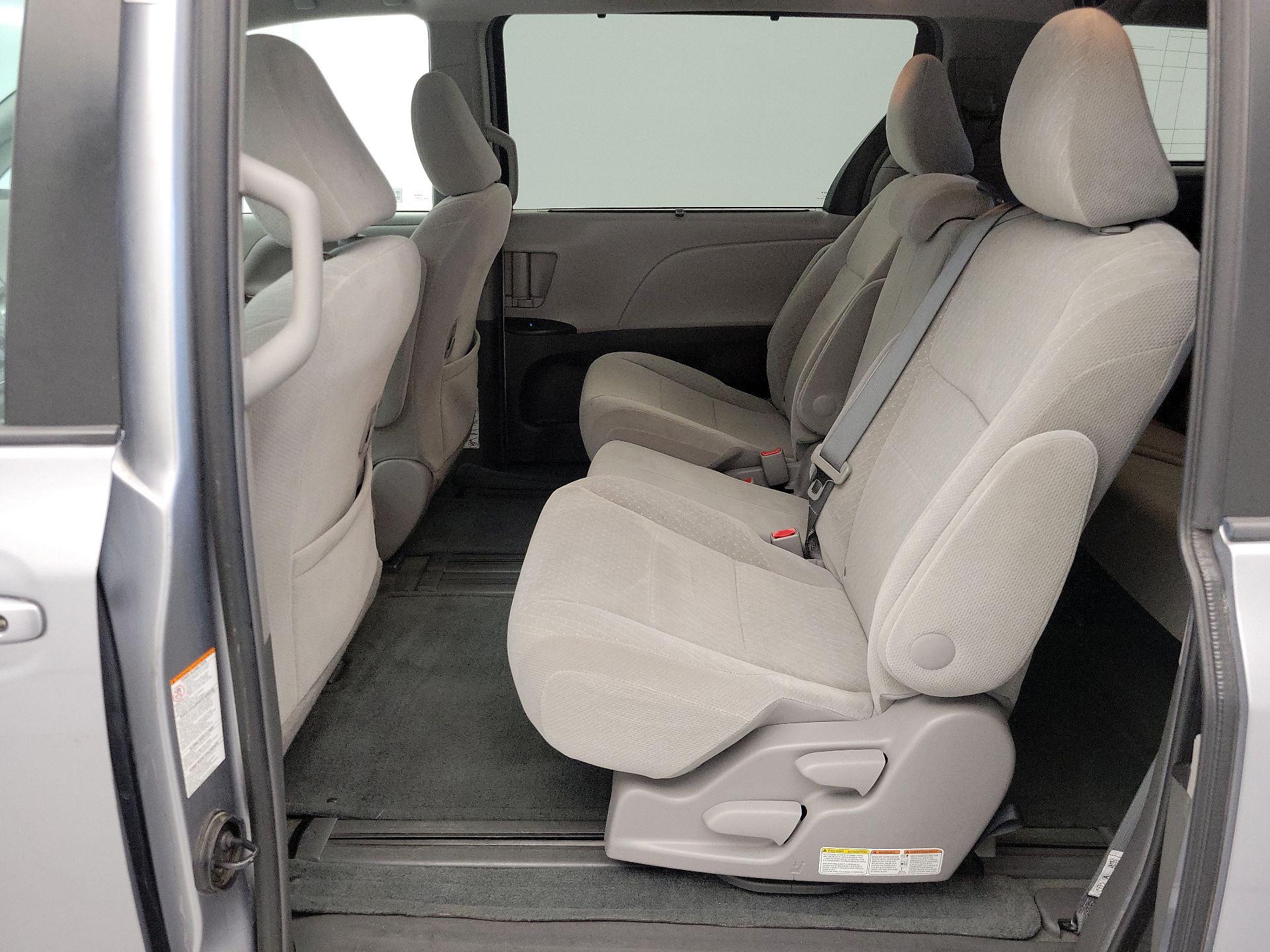 Thumbnail: 2017 Toyota Sienna - 19