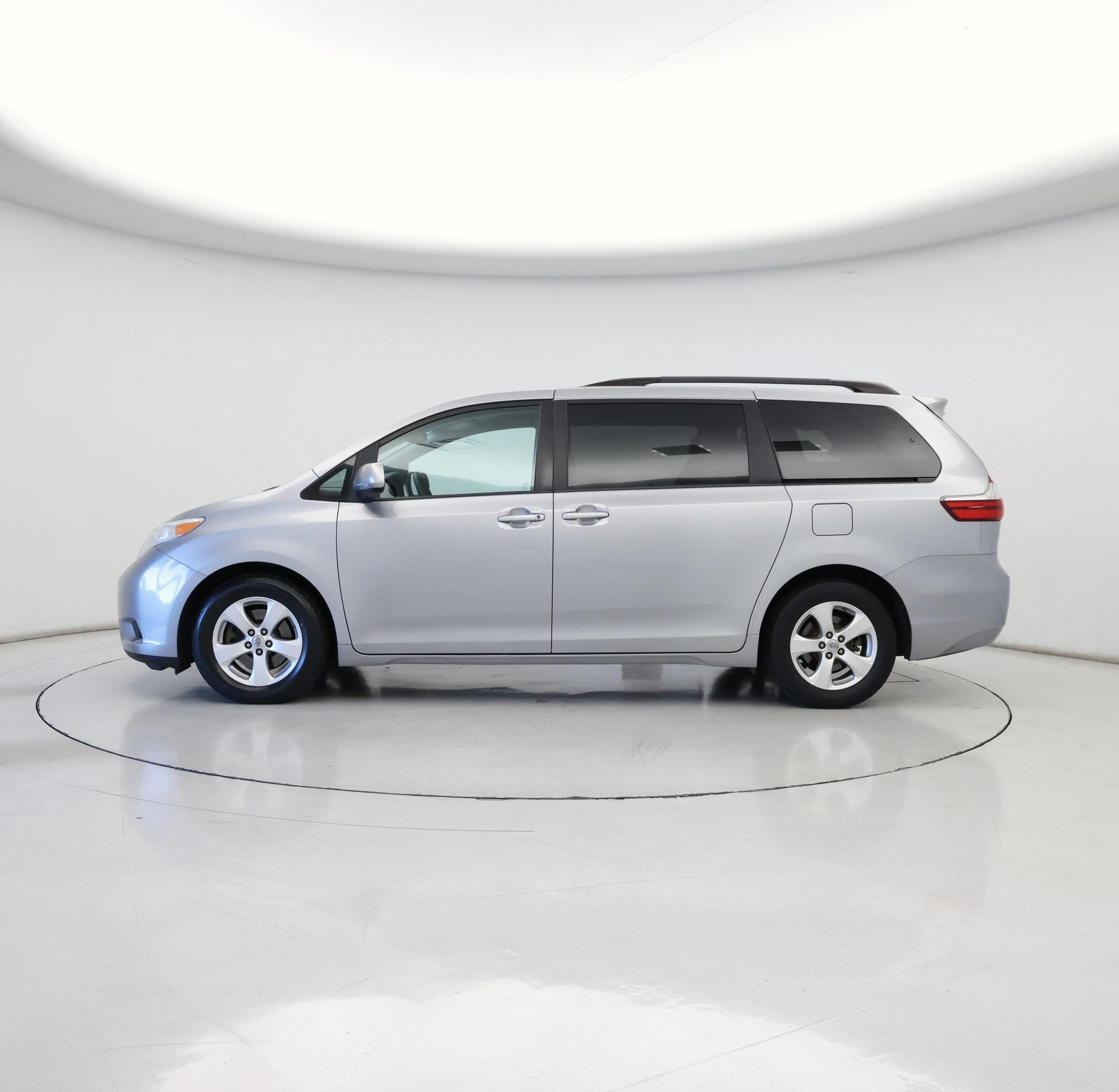 Thumbnail: 2017 Toyota Sienna - 3