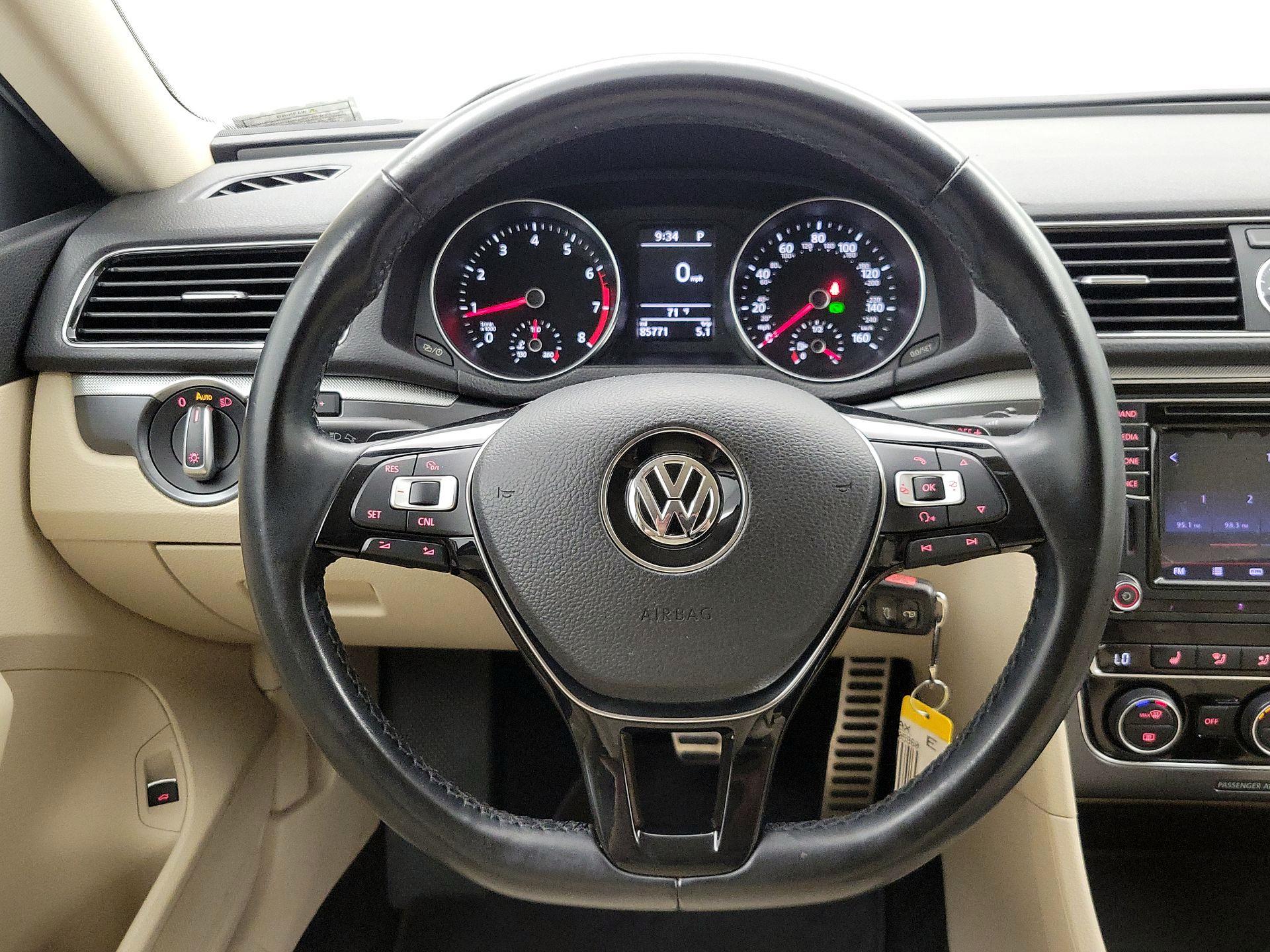 Thumbnail: 2017 Volkswagen Passat - 10